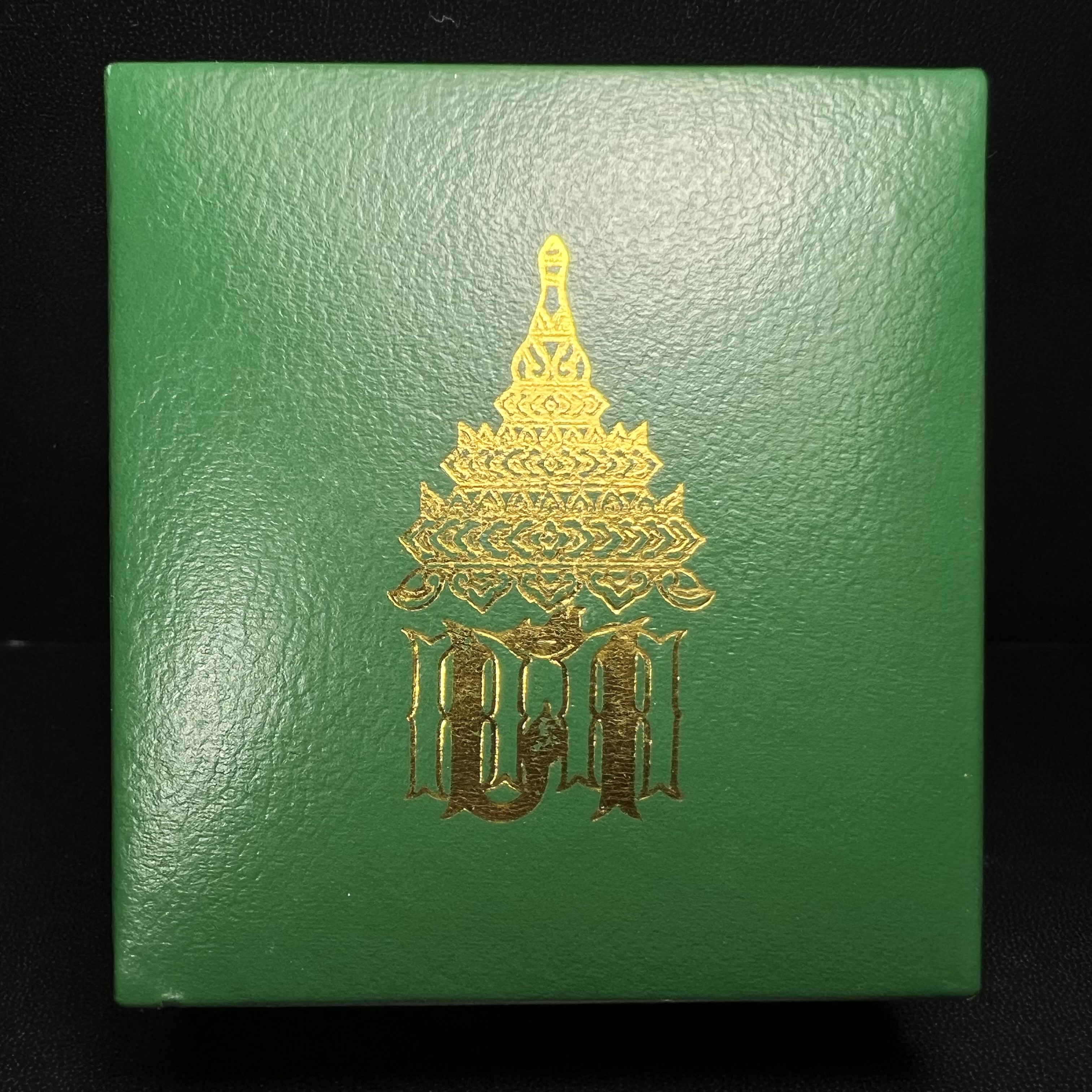 พระพุทธโสธร รุ่น กศก. 120 ปี เนื่องในโอกาสครบ 120 ปี กรมศุลกากร กระทรวงการคลัง จัดสร้าง ปี 2537 เนื้อเงินบริสุทธิ์ 99.9% ผิวขัดเงาลงดำ(เข้มขลัง)(งานบริษัท แพรนด้า จิวเวลรี่)สวยงดงาม ทรงคุณค่า