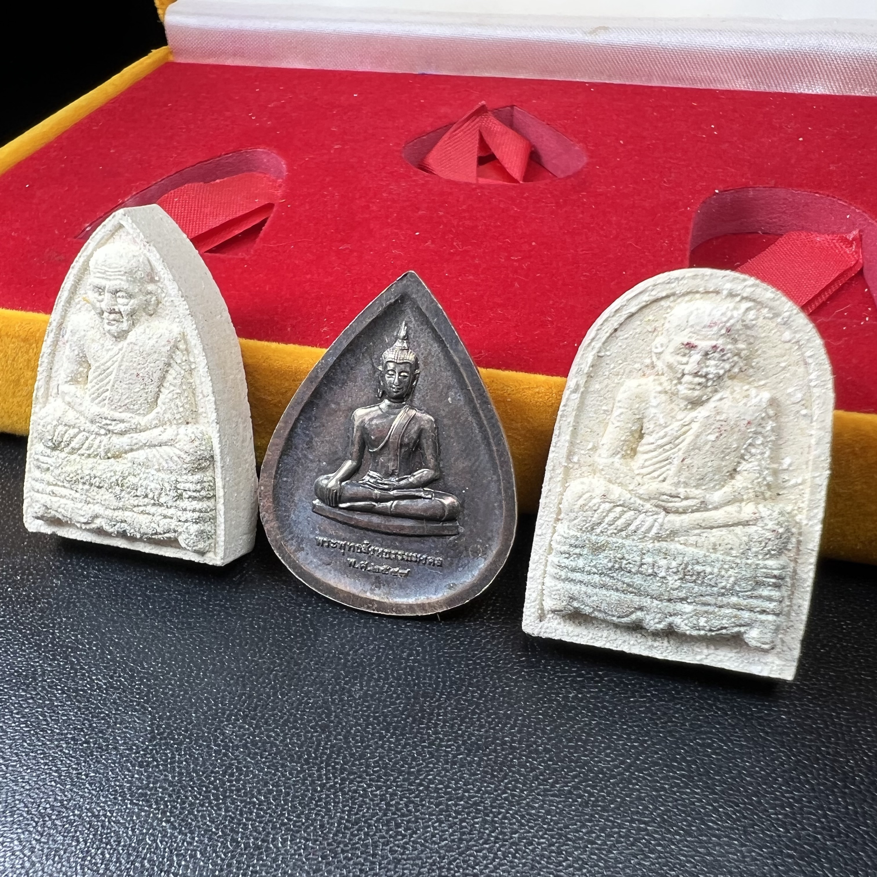 พระหลวงปู่ทวด ภปร.ปี2547 (เนื้อพิเศษกรรมการ)ทรงกลีบบัวและทรงกลีบขนุน เนื้อผงสมเด็จฯ(โรยผงตะไบ ชนวนเก่า) พร้อมเหรียญพระพุทธสิหธรรมมงคล ภปร. ทรงหยดน้ำ เนื้อเงินแท้ กล่องบรรจุเดิมครบ(1ชุด 3 องค์)(หายาก)