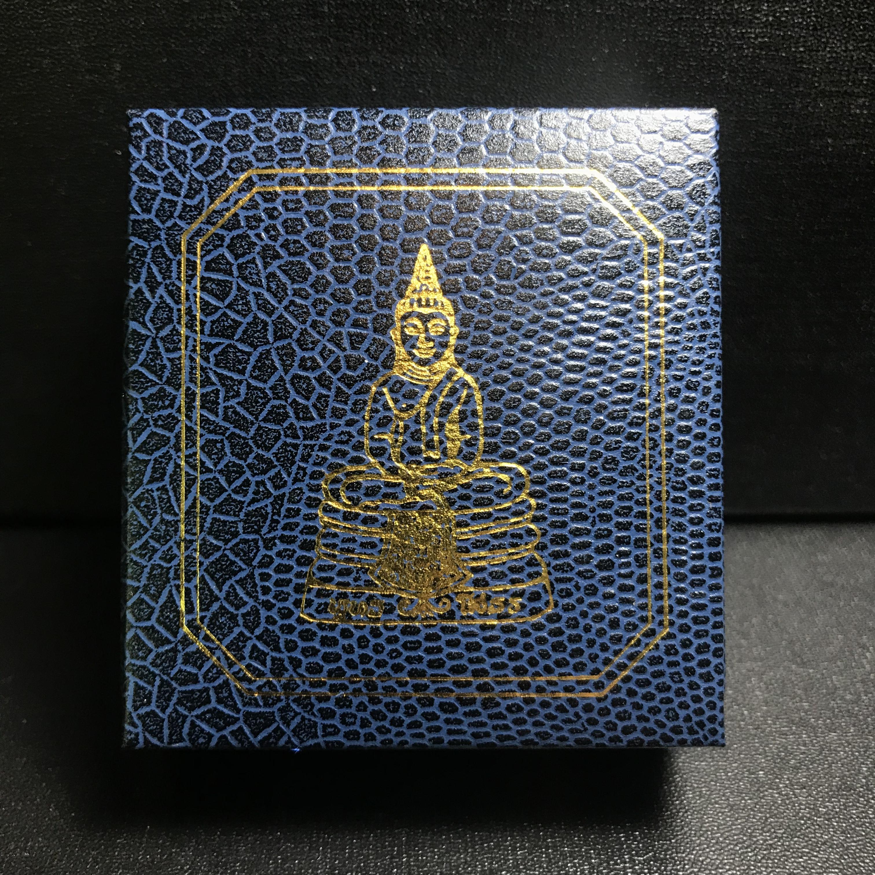 พระพุทธโสธร(หลวงพ่อโสธร) รุ่นสร้างอุโบสถ ปี2539 เนื้อเงิน พิมพ์แปดเหลี่ยม(หายาก) สภาพสวยผิวเดิมกล่องบรรจุเดิมครบสมบูรณ์