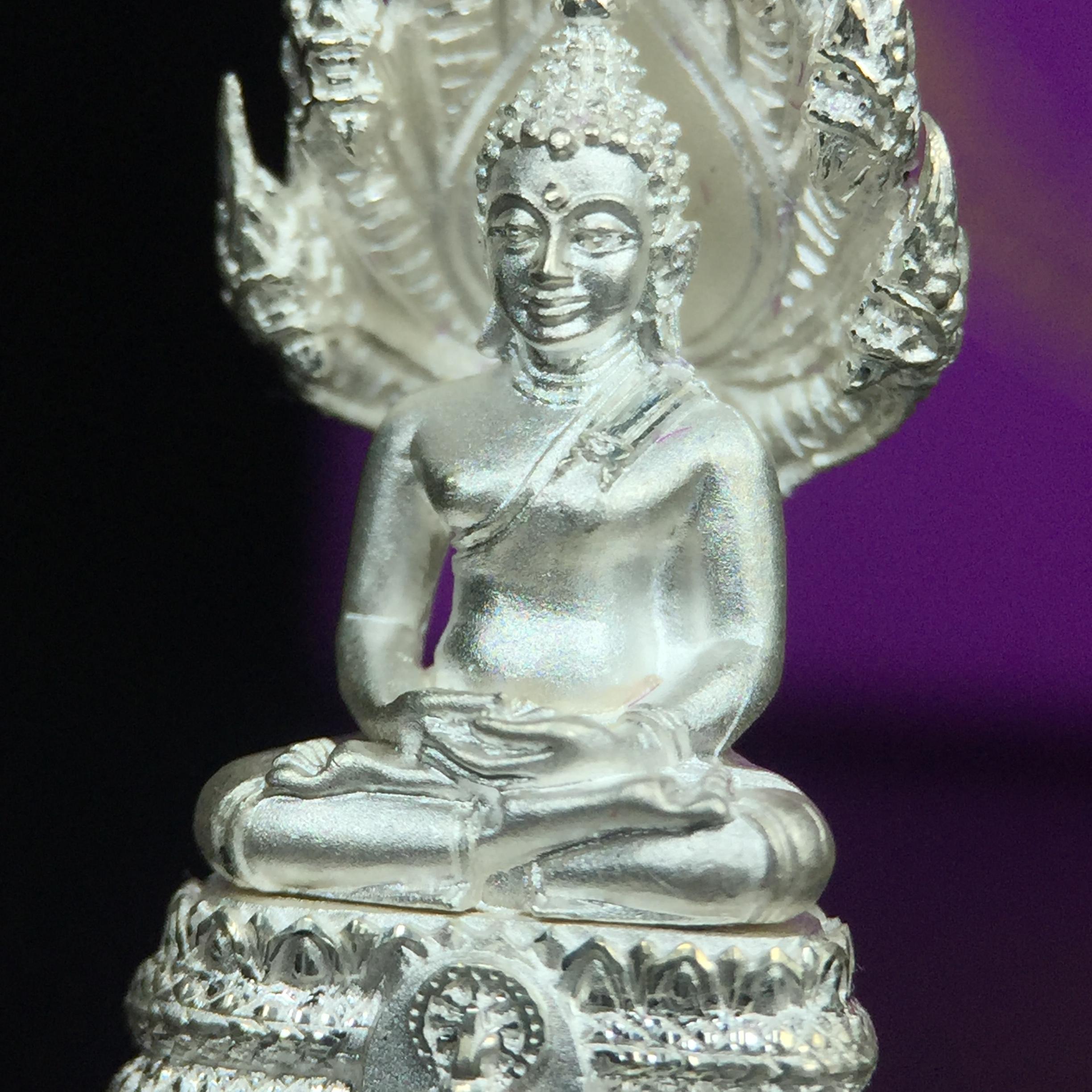 พระนาคปรก สธ. รุ่นสร้างพระอุโบสถเฉลิมพระเกียรติ 4 รอบ 84 พรรษา สมเด็จพระเทพรัตนราชสุดาฯ วัดบวรนิเวศวิหาร ปี 2543 พิมพ์เล็ก เนื้อเงินบริสุทธิ์ แบบพ่นทรายขัดเงาบางส่วน(สภาพ สวย กล่องบรรจุเดิมครบ)พิธีใหญ่ พุทธศิลป์งดงาม หายาก (1 ใน 2999 องค์)