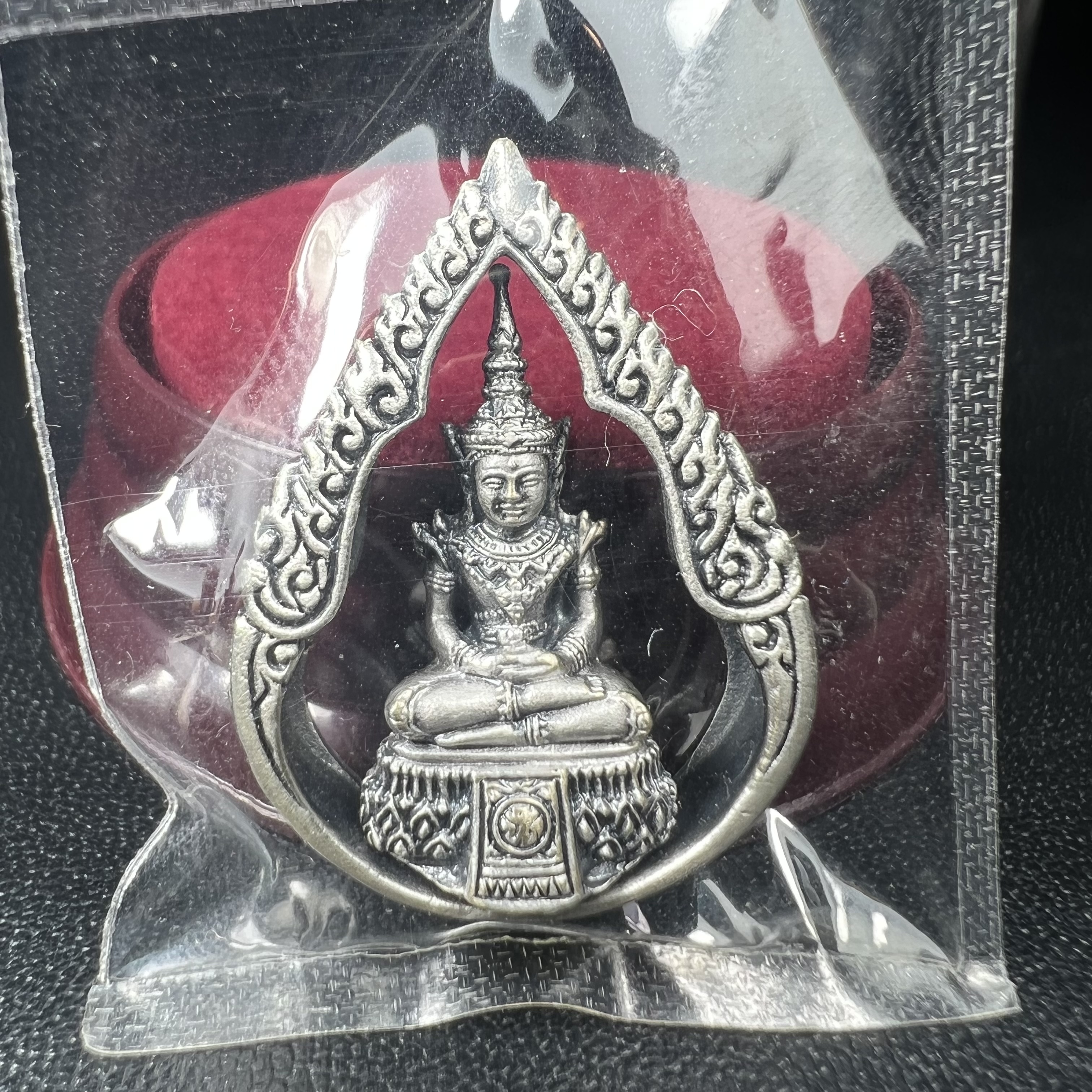 พระแก้วมรกต ภปร.(รุ่นแรก) ปี2545 รุ่นฉลองกรุงรัตนโกสินทร์ครบ 220 ปี พิมพ์ลอยองค์ทรงหยดน้ำ เนื้ออัลปาก้า ชุบเงินลงดำ ขนาด 18*27 มม. พร้อมครอบตั้งโชว์เดิม องค์พระซีนซองเดิม สวยครบสมบูรณ์