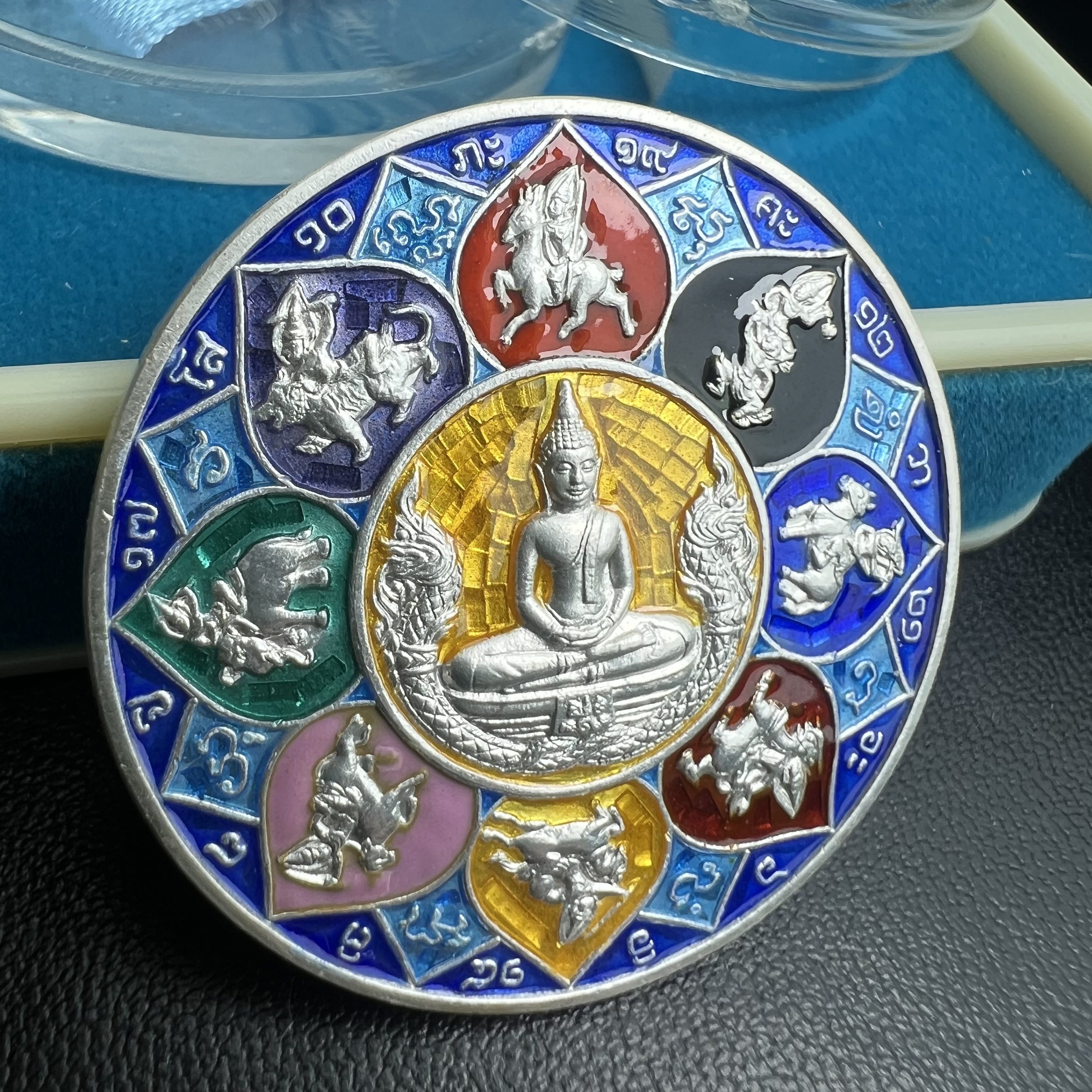 เหรียญหลวงพ่อโสธร รุ่นดวงชะตาคู่ชีวิต พิธีมหาจักรพรรดิตราธิราชครั้งยิ่งใหญ่ พิธีสวดนพเคราะห์เพื่อความเป็นสิริมงคล ปี 2547 ณ พระอุโบสถวัดโสธรวรารามวรวิหาร จ.ฉะเชิงเทรา เนื้อเงินลงยาราชาวดี ขนาด 3.2 ซม.พร้อมกล่องบรรจุเดิมสภาพสวยครบสมบูรณ์