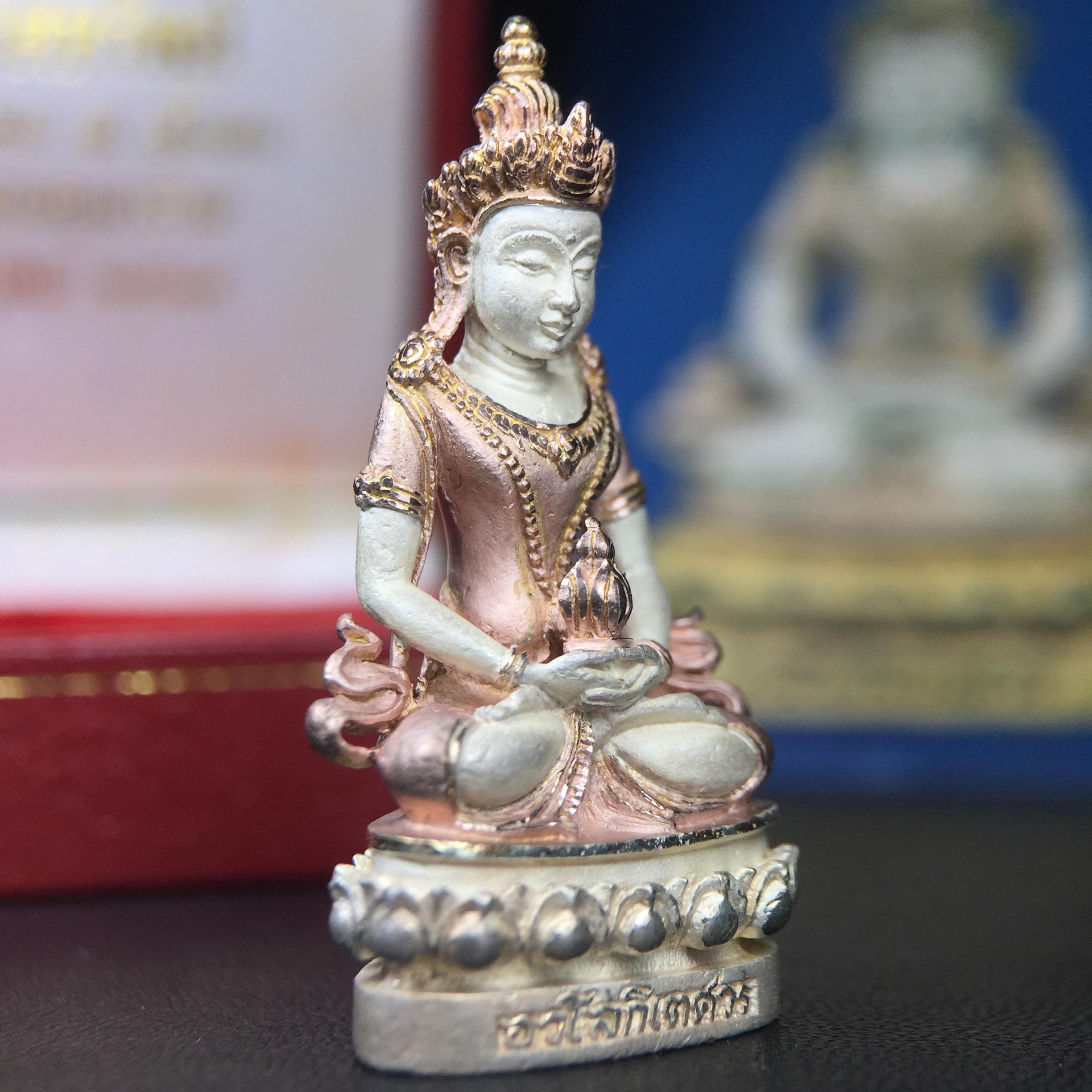 พระกริ่งอวโลกิเตศวร ( เจ้าแม่กวนอิม ) วัดโพธิ์แมนคุณาราม เนื้อเงิน 3 กษัตริย์ พ่นทราย รุ่นอุดมโภคทรัพย์ พ.ศ.2539(พร้อมกล่องบรรจุการ์ดใบรับรองเดิมครบ) (อีกหนึ่งรุ่นยอดนิยม พุทธศิลป์สวยงดงาม)