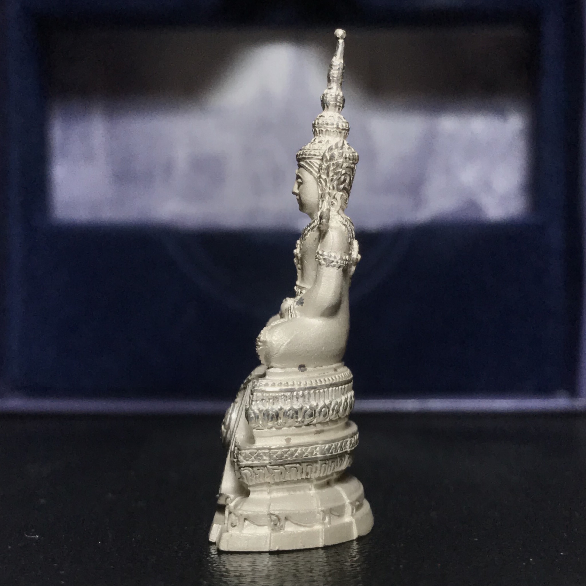 พระแก้วมรกต ภปร.หน้าตัก 1/2 นิ้ว จัดสร้างโดย รพ.ภูมิพลฯ ปี2547 ลอยองค์เนื้อเงิน(1ใน3000องค์)(หายาก)สภาพสวยครบสมบูรณ์