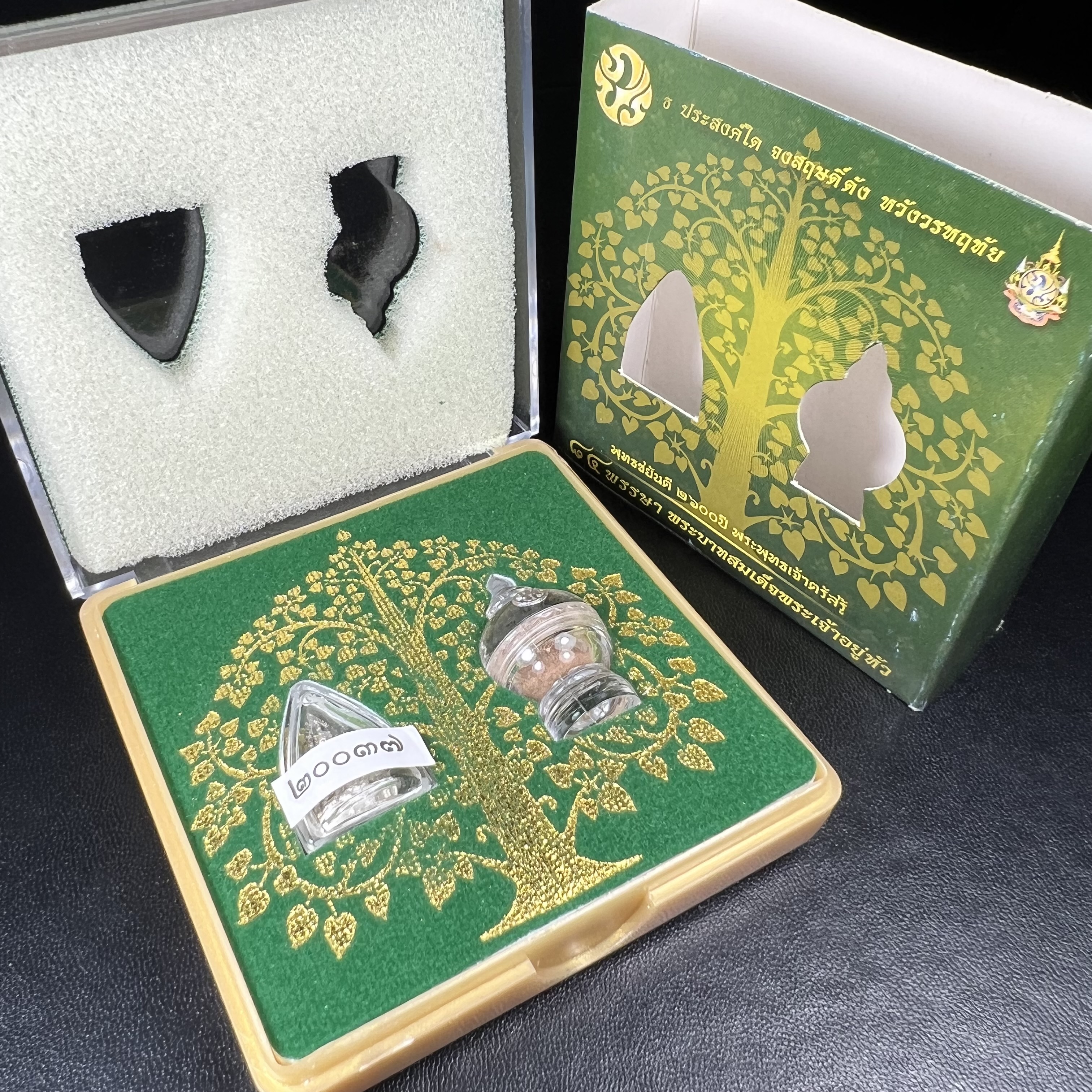 พระพุทธชินราช(จำลอง) ภปร. 84 พรรษา เนื้อเงินชุบทองคำขาว พิมพ์เล็กขนาดหน้าตัก 1/4 นิ้ว (สภาพผิวเดิมขึ้นสีรุ้งธรรมชาติ สวยเสน่ห์พระเนื้อเงิน สีสันที่ธรรมชาติสรรค์สร้าง) (พระราชทานมวลสาร จิตรลดาและเส้นพระเจ้า(เส้นผม ร.9))พุทธศิลป์ทรงคุณค่าอีกหนึ่งรุ่นยอดนิยม