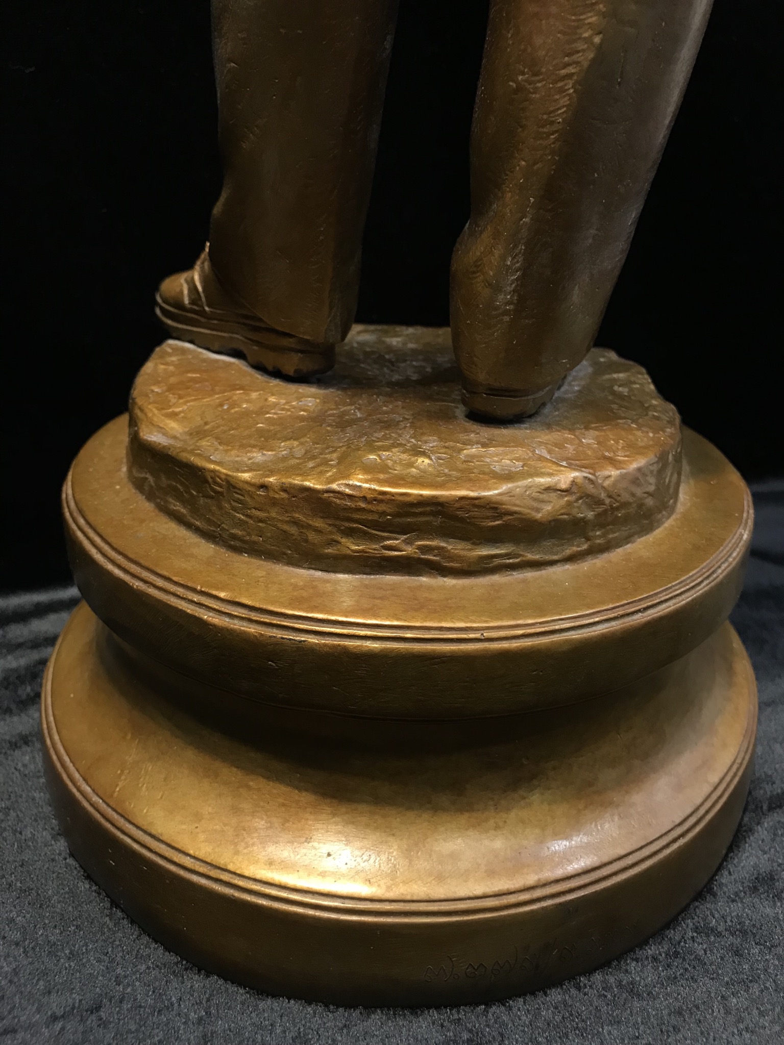 รูปหล่อพระบรมรูปพระบาทสมเด็จพระเจ้าอยู่หัว “ทรงงาน” เนื่องในโอกาสเฉลิมพระชนมพรรษา 86 พรรษา 5 ธันวาคม 2556 (ในหลวงท่านทรงดำริให้จัดสร้าง และ ตรวจงานด้วยพระองค์เอง)