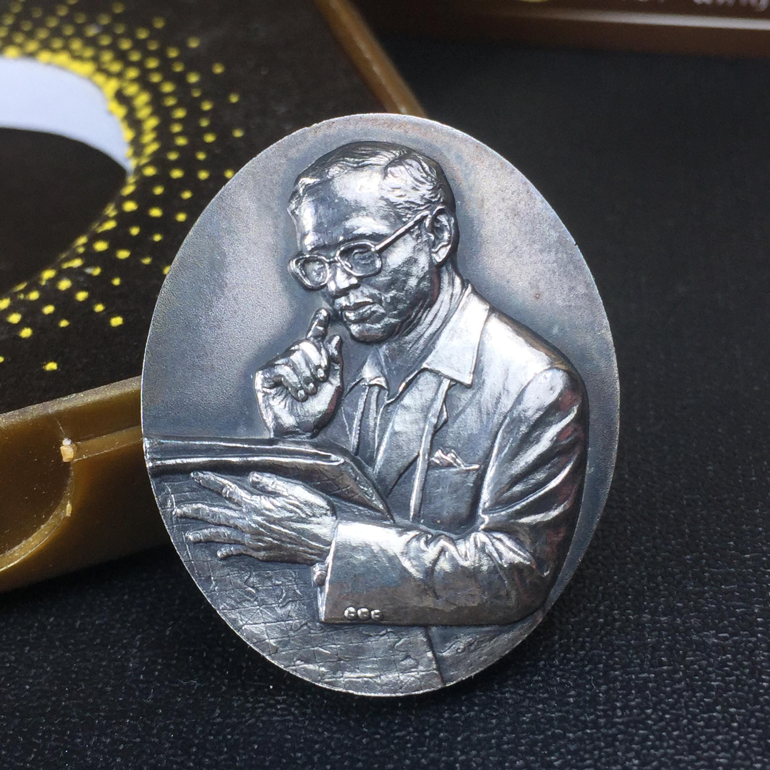 เหรียญรูปหล่อพระบาทสมเด็จพระเจ้าอยู่หัว ในหลวงทรงงาน “รุ่นเย็นศิระเพราะพระบริบาล 80พรรษา มหากษัตริย์คู่แผ่นดินสยาม” พ.ศ.2550 เนื้อเงินรมดำ(ขนาด 27*35 มม.) พร้อมกล่องบรรจุเดิมครบ