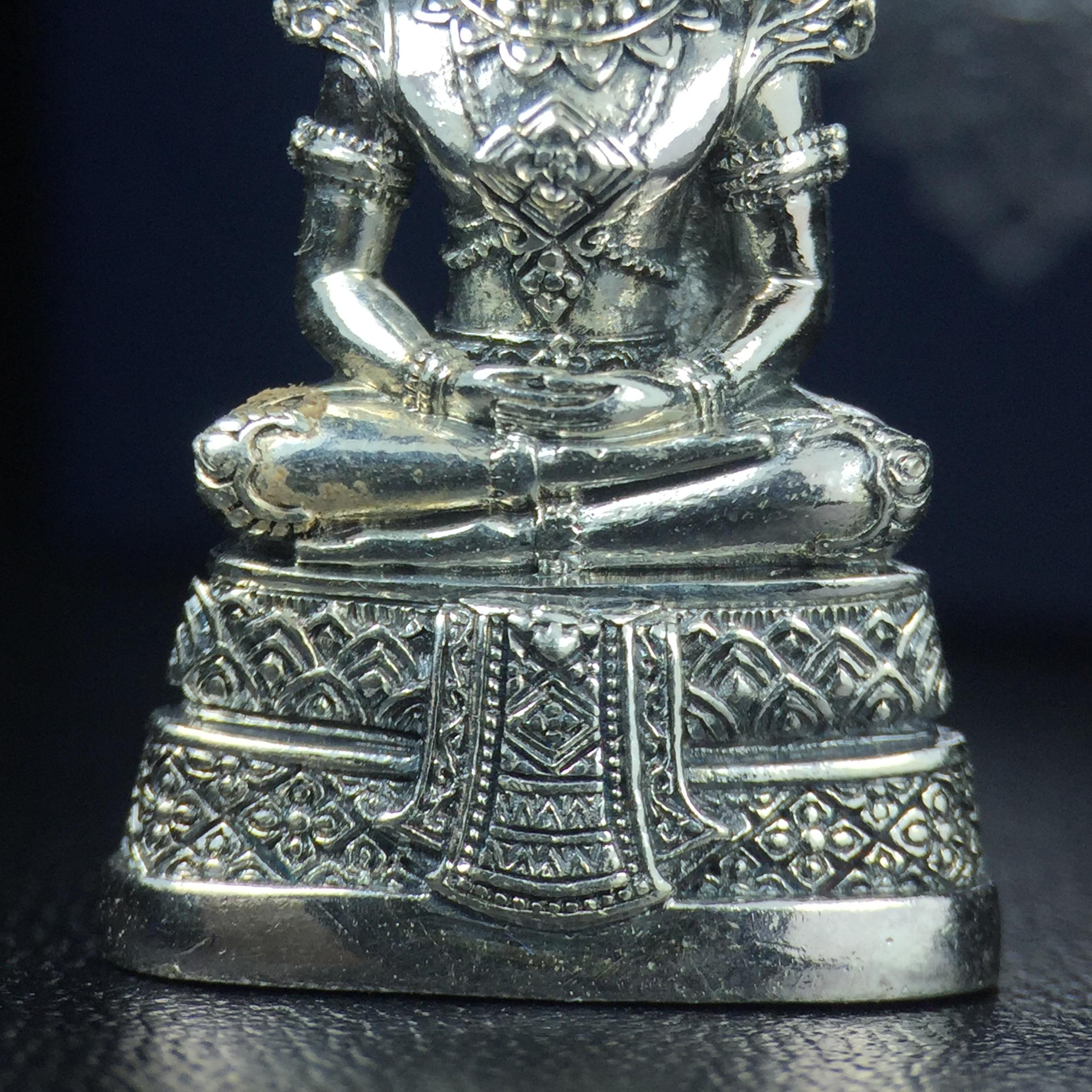 พระแก้วมรกต กรมสรรพสามิตจัดสร้างขึ้นเนื่องในโอกาสครบรอบ 64 ปีของกรมสรรพสามิต และเนื่องในวโรกาสที่พระบาทสมเด็จพระเจ้าอยู่หัวทรงครองราชย์ครบ 50 ปีในปีกาญจนาภิเษก เมื่อ พ.ศ.2539 เนื้อเงินรมดำขัดเงาพร้อมกล่องบรรจุเดิม