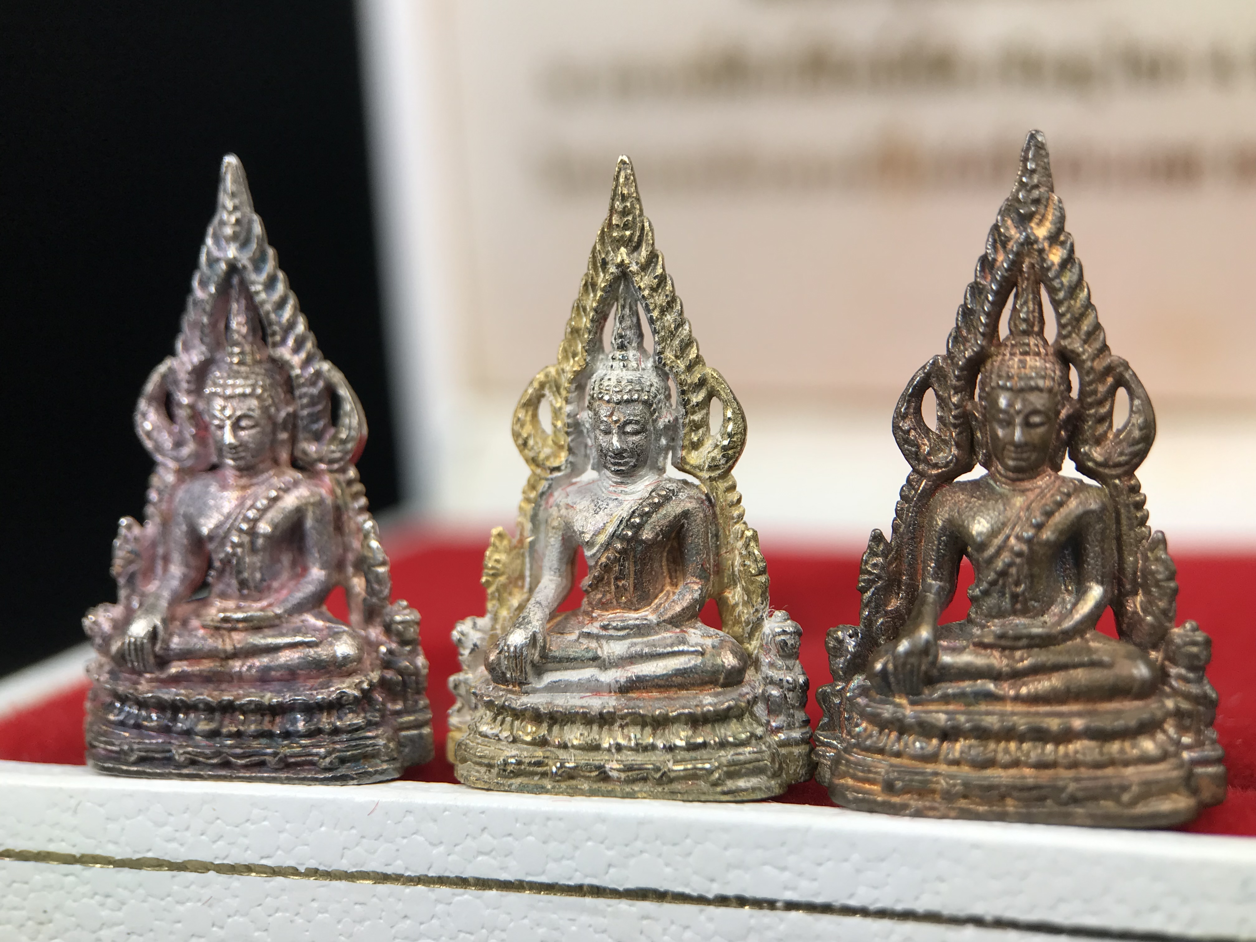 พระพุทธชินราช รุ่นมหาสิทธิโชค ปี2540 พิมพ์เล็กชุด3องค์ ขนาด 15 x 23 มม.(1.เงินสามกษัตริย์2.เงิน3.นวะ) พระดีพิธีใหญ่ พิธีพุทธาภิเษก ณ สถานที่ศักดิ์สิทธิ์เมืองพิษณุโลก ๔ ครั้ง โดยพระเกจิอาจารย์ชื่อดังทั่วประเทศ ๙๙ รูป โดยมีสมเด็จพระญาณสังวร เป็นประธานในพิธี