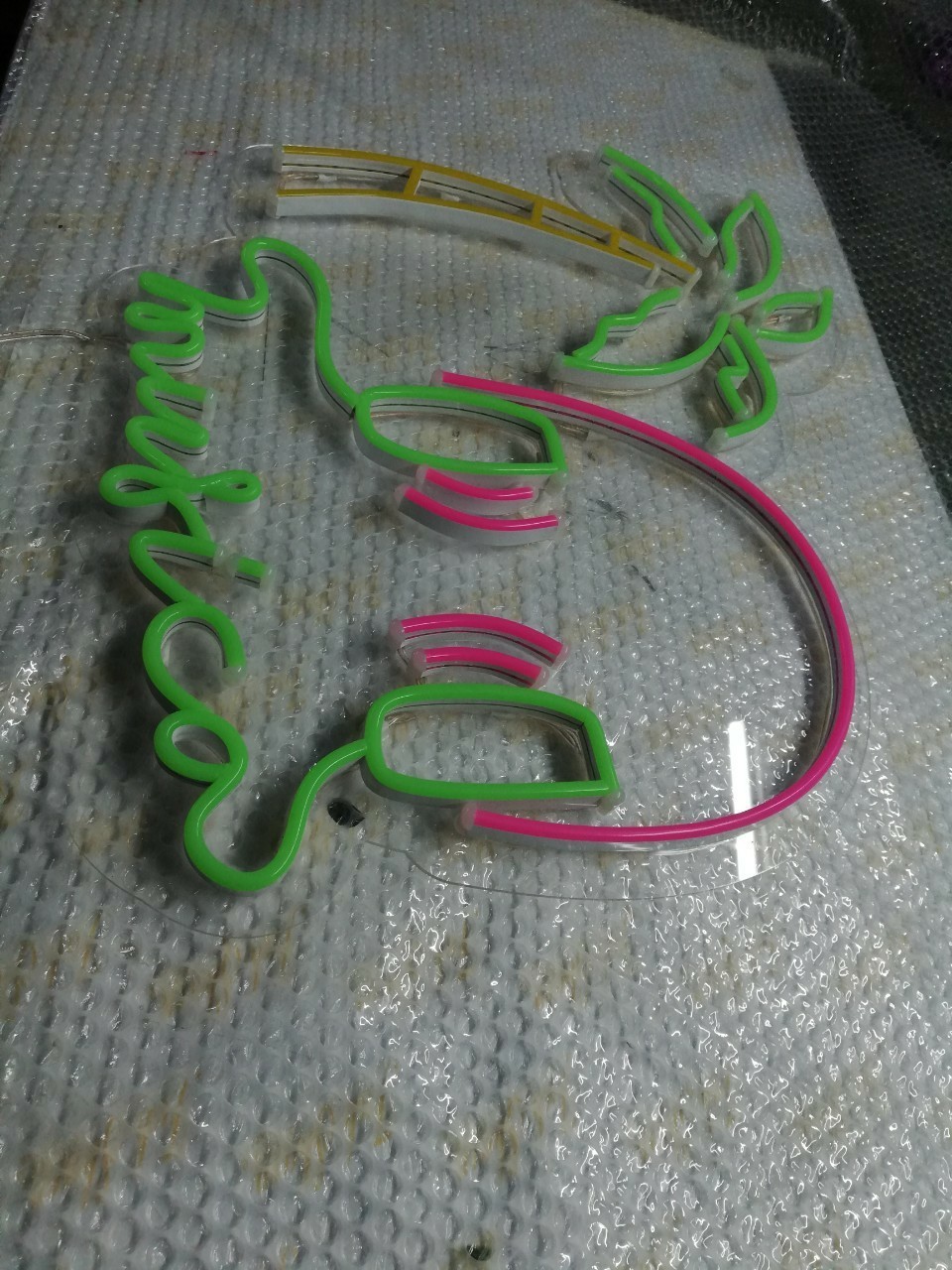 ป้ายไฟนีออนLED อะคริลิคใสรองหลัง