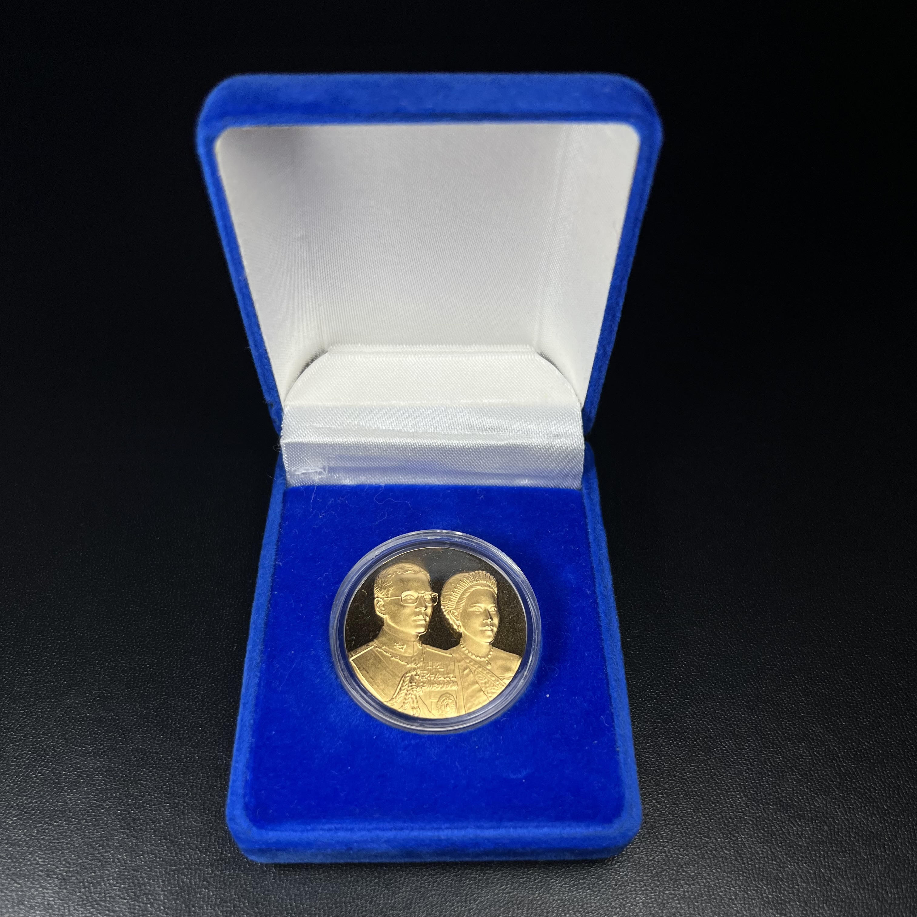 เหรียญสองพระองค์ในหลวง-พระราชินี พระราชทาน สภาพสวยกล่องบรรจุเดิม