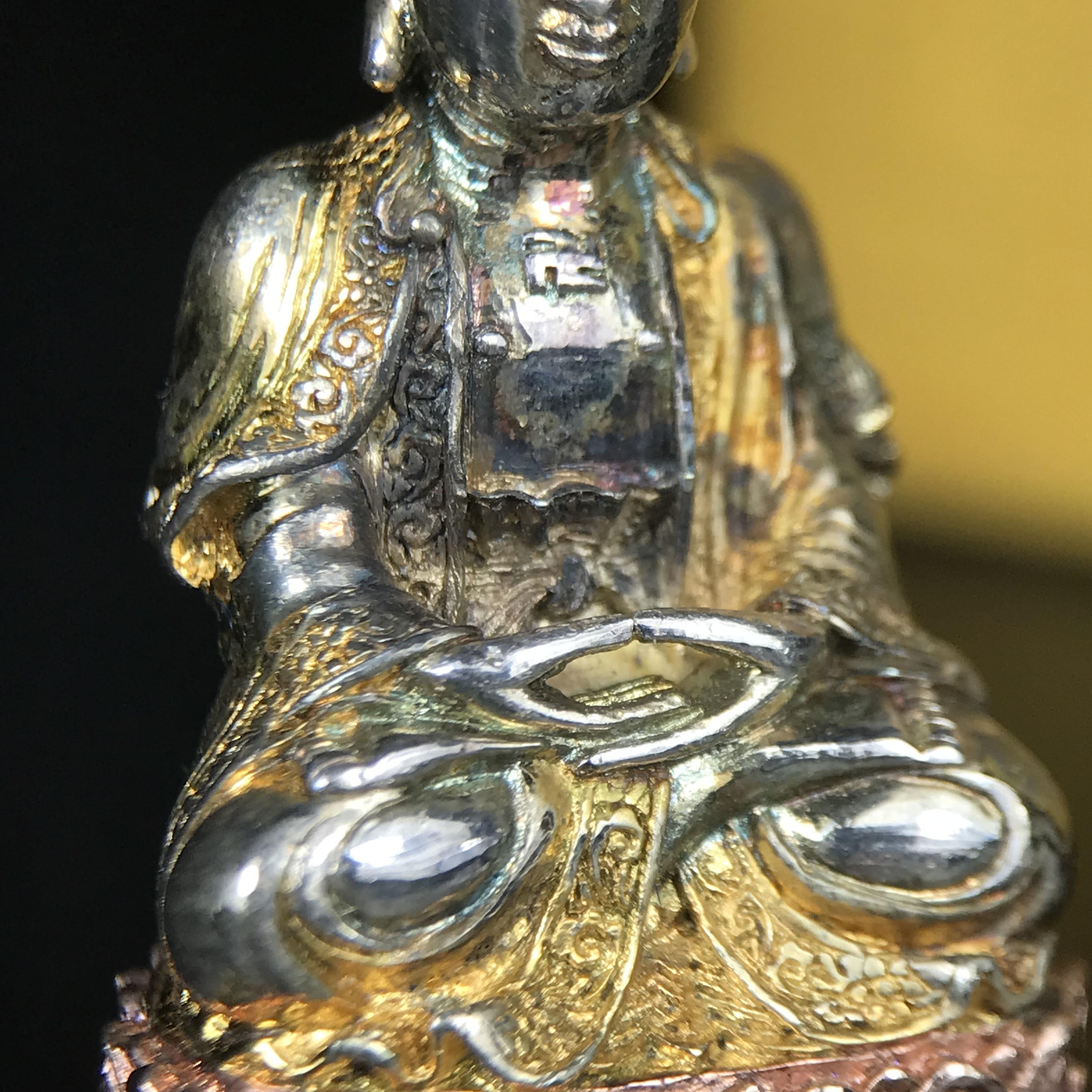 พระกริ่งจีน "ต้าเยิ่นถะ" ชุดกาญจนาภิเษกครองราชย์ 50 ปี วัดบวรนิเวศวิหาร ปี 2538 เนื้อเงินสามกษัตริย์ 99.99% สูง 3.8 ซม. (สภาพผิวสวยเดิมติดรุ้งๆ พิธีใหญ่ พุทธศิลป์งดงาม) สภาพสวยเดิมพร้อมกล่องบรรจุเดิม ***ตอกโค๊ดหมายเลข ๖๒๖๒***