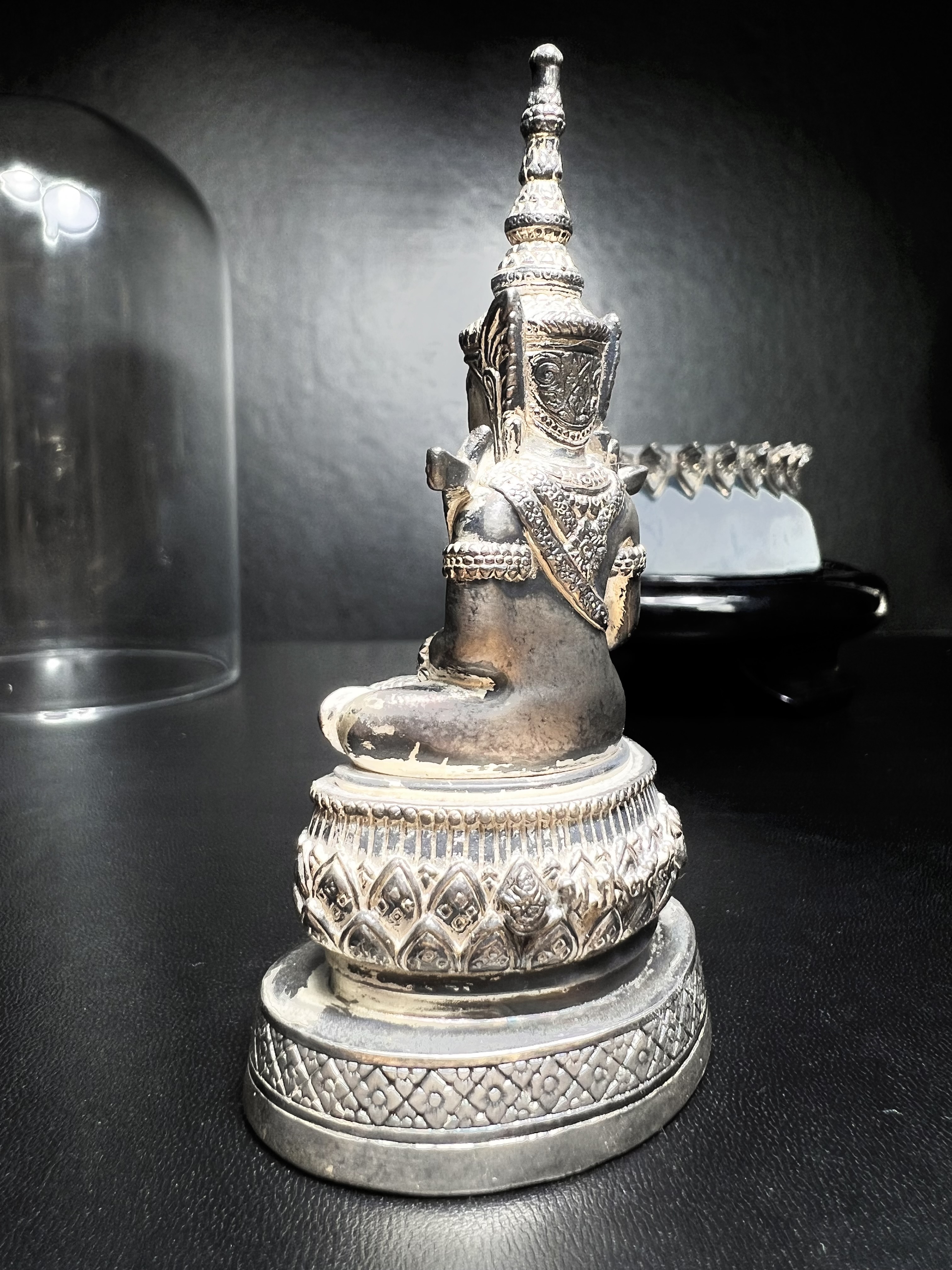 พระแก้วมรกต ภปร.(รุ่นแรก) ปี2545 จัดสร้างในมหาวโรกาส พระบาทสมเด็จพระเจ้าอยู่หัวรัชกาลที่ 9 ครบรอบ 75 พรรษา และฉลองกรุงรัตนโกสินทร์ครบ 220 ปี หล่อลอยองค์ เนื้อเงินบริสุทธิ์99.9% ขนาดบูชา 50*90 มม. พร้อมฐานวางครอบแก้วเดิม(สวยงามและหายากมาก)(1ใน3000องค์)