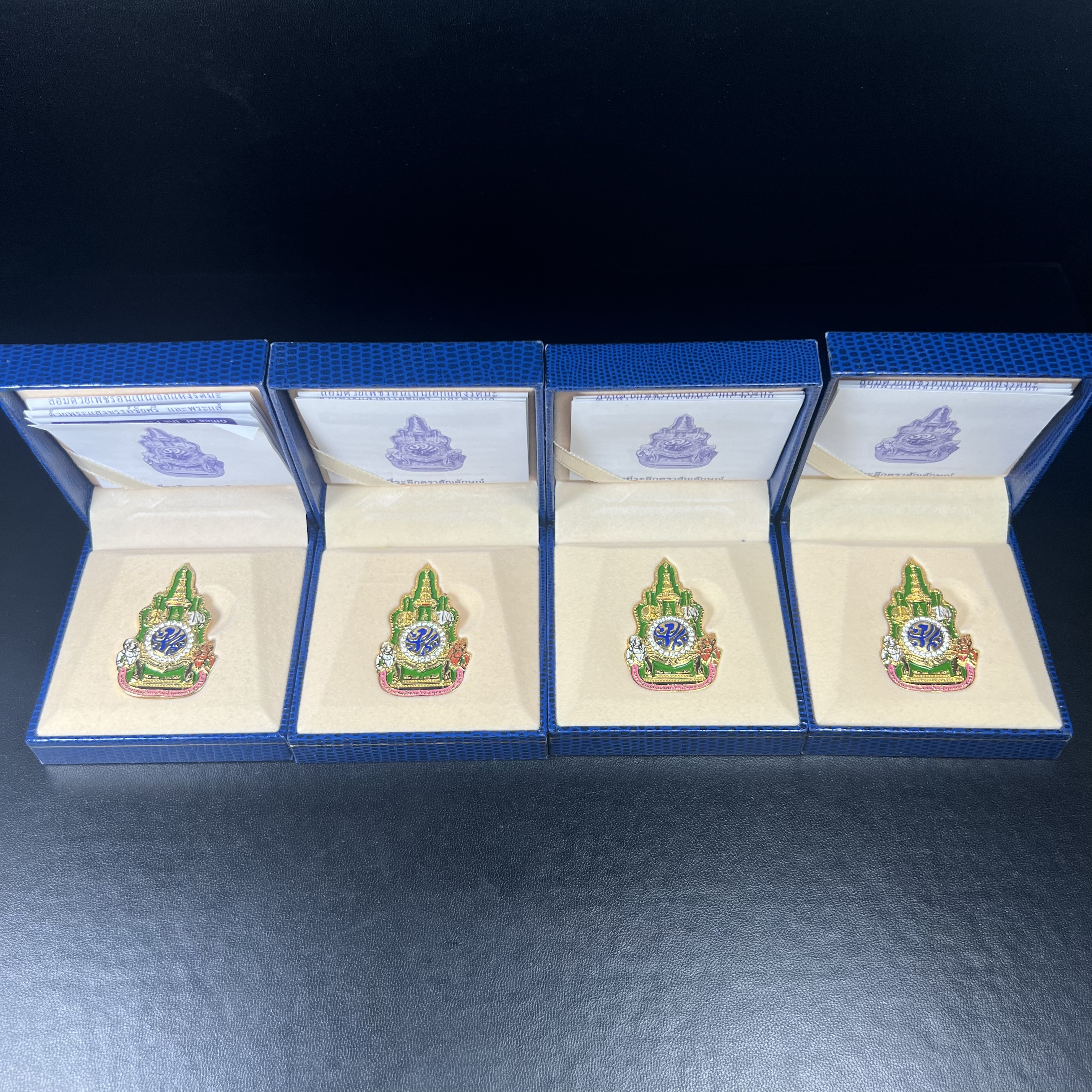 เข็มที่ระลึกตราสัญลักษณ์งานฉลองสิริราชสมบัติครบ 60 ปี พุทธศักราช 2549 ในหลวงรัชการที่ 9 จัดทำขึ้นโดยสำนักงานปลัดสำนักนายกรัฐมนตรี