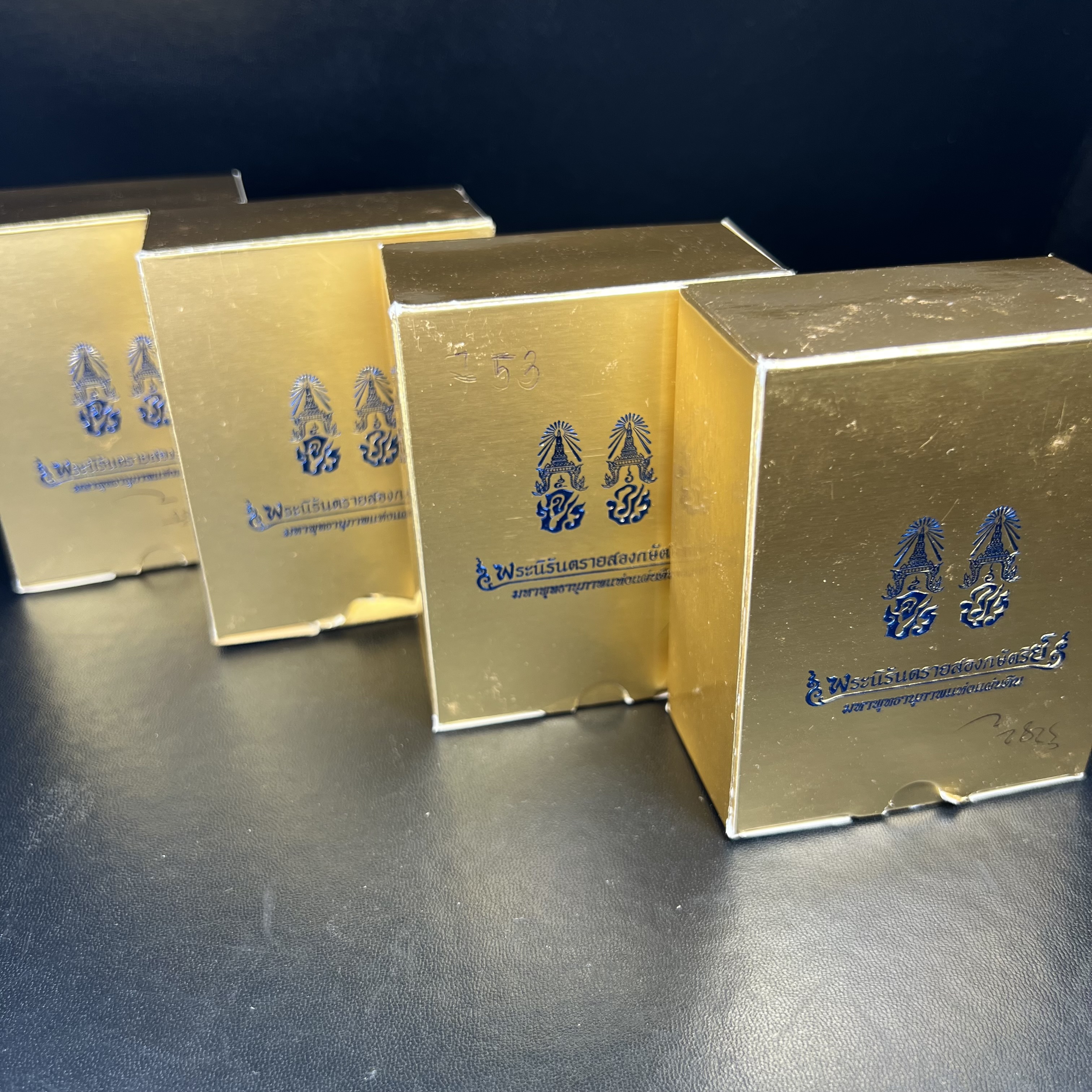 พระนิรันตรายสองกษัตริย์ มหาพุทธานุภาพแห่งแผ่นดิน ปี2552 "พระผู้ปกป้องคุ้มครองจากภัยอันตรายทั้งปวง" พระผงพิมพ์สมเด็จหน้าปัดทองสีดำด้านหลังปัดทอง เชิญอักษรพระปรมาภิไธยสองกษัตริย์(จปร.และ วปร.) พร้อมกล่องบรรจุเดิมครบชุด