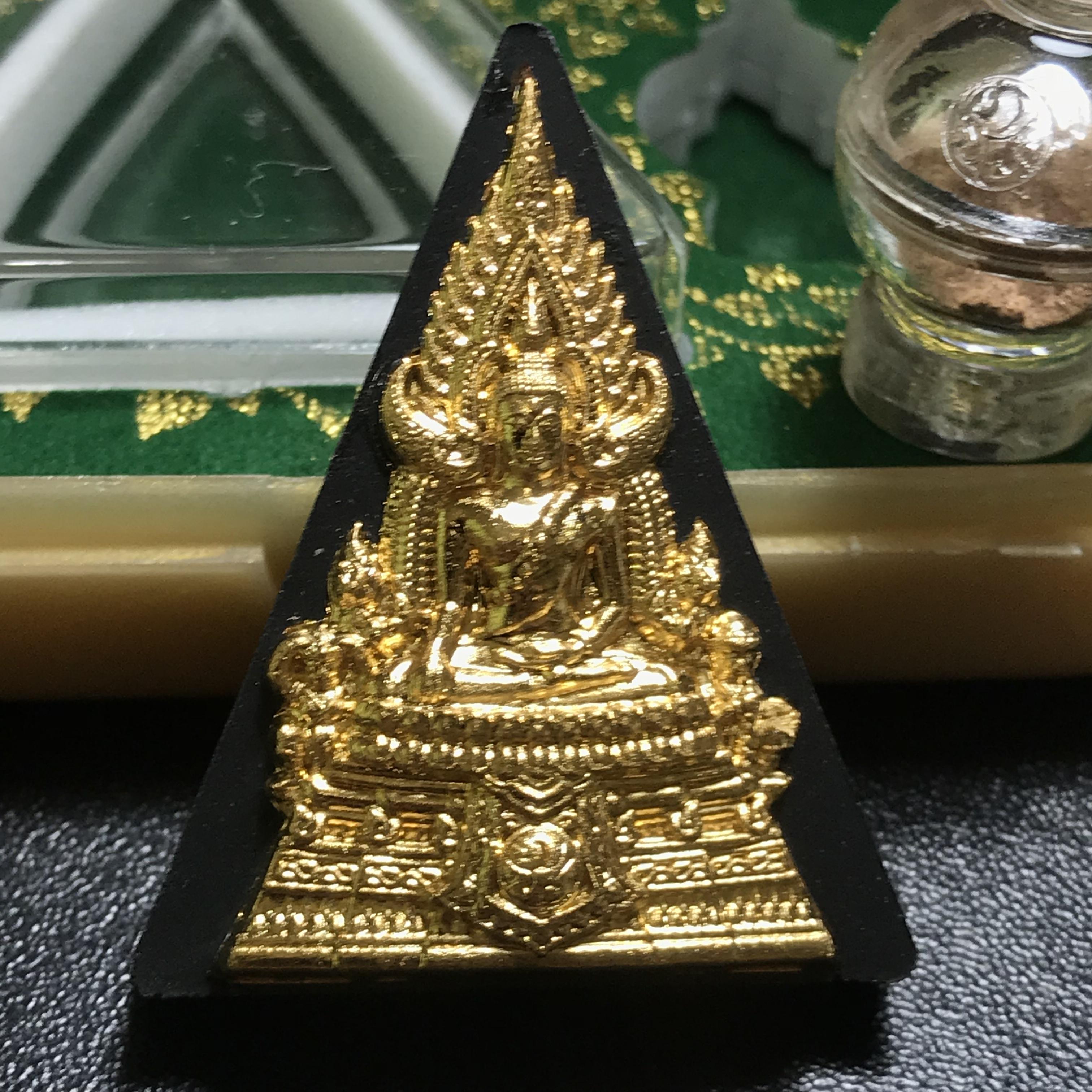 พระพุทธชินราช(จำลอง)ภปร. 84พรรษา เนื้อผงปิดทองด้านหน้า หลัง ภ.ป.ร. ทองคำ(พระราชทานมวลสาร จิตรลดาและเส้นพระเจ้า(เส้นผม))