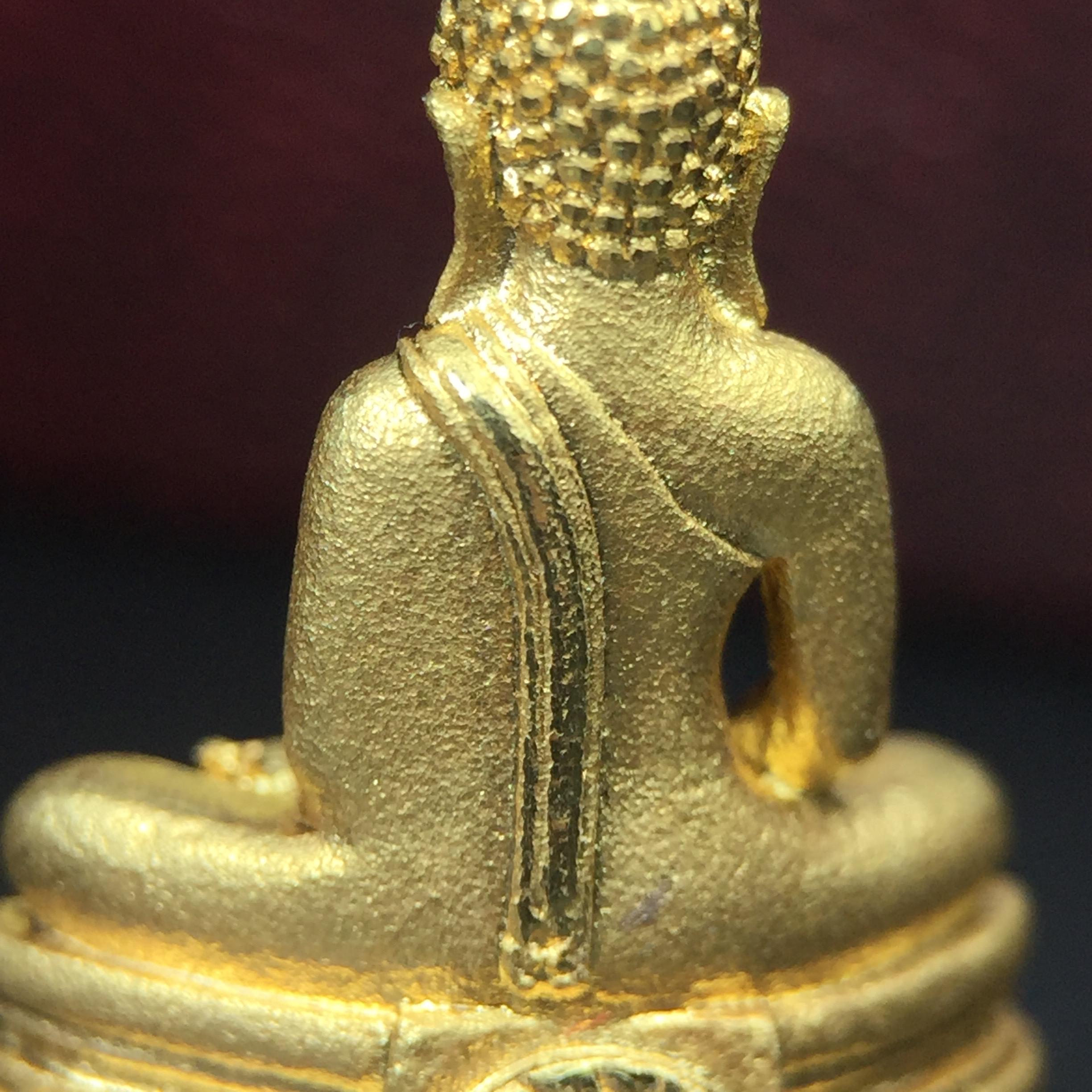 พระพุทธโสธร(หลวงพ่อโสธร) รุ่นสร้างอุโบสถ ปี2539 เนื้อเงิน(ชุบทองพ่นทรายขัดเงาบางส่วน สวยดุจทองคำ) ลอยองค์พิมพ์ใหญ่ สภาพสวยกล่องบรรจุเดิมครบสมบูรณ์(แบบนี้หายาก)(งานแพรนด้า จิวเวลรี่)สวยงดงาม