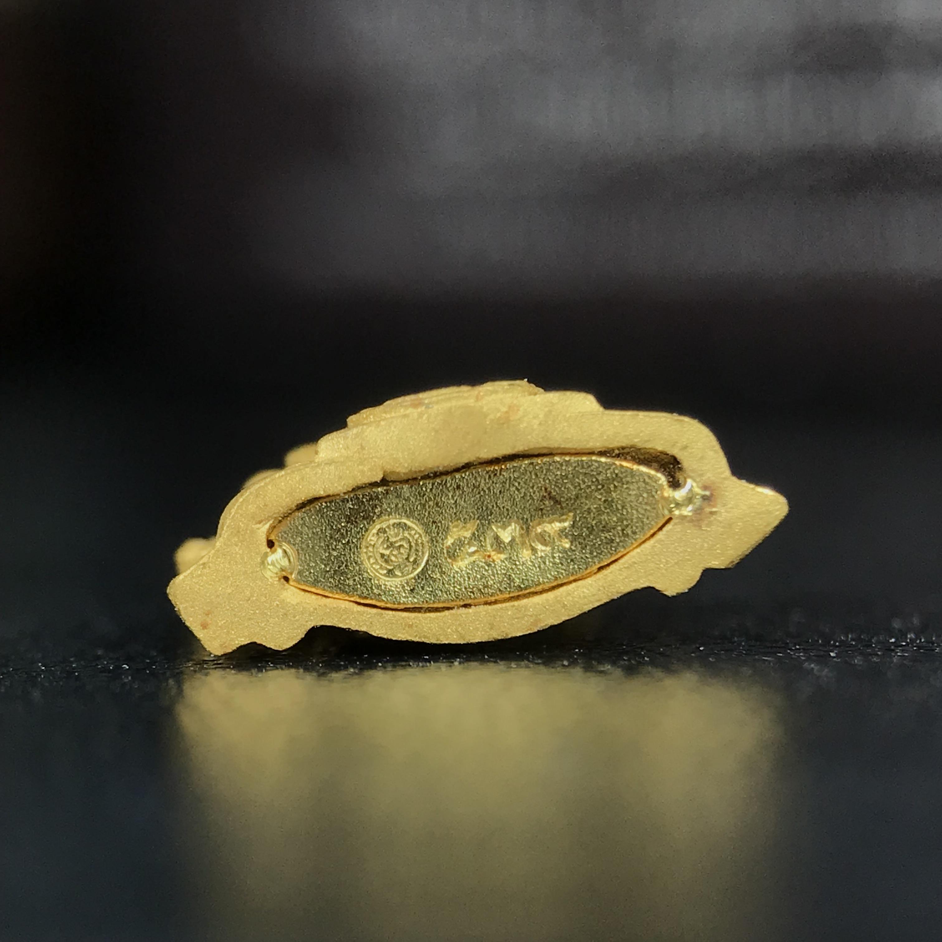 พระพุทธชินราช ภปร. โครงการ "เพราะแผ่นดินนี้ คือ แผ่นดินเกิด" ปี 2548(รุ่นแรก) ลอยองค์เนื้อทองคำบริสุทธิ์ 96.5% (น้ำหนัก 2.5 กรัม) หน้าตัก 1/4 นิ้ว (ขนาด 1.6 x1.1 ซม.) พุทธศิลป์งดงามทรงคุณค่า รุ่นยอดนิยม