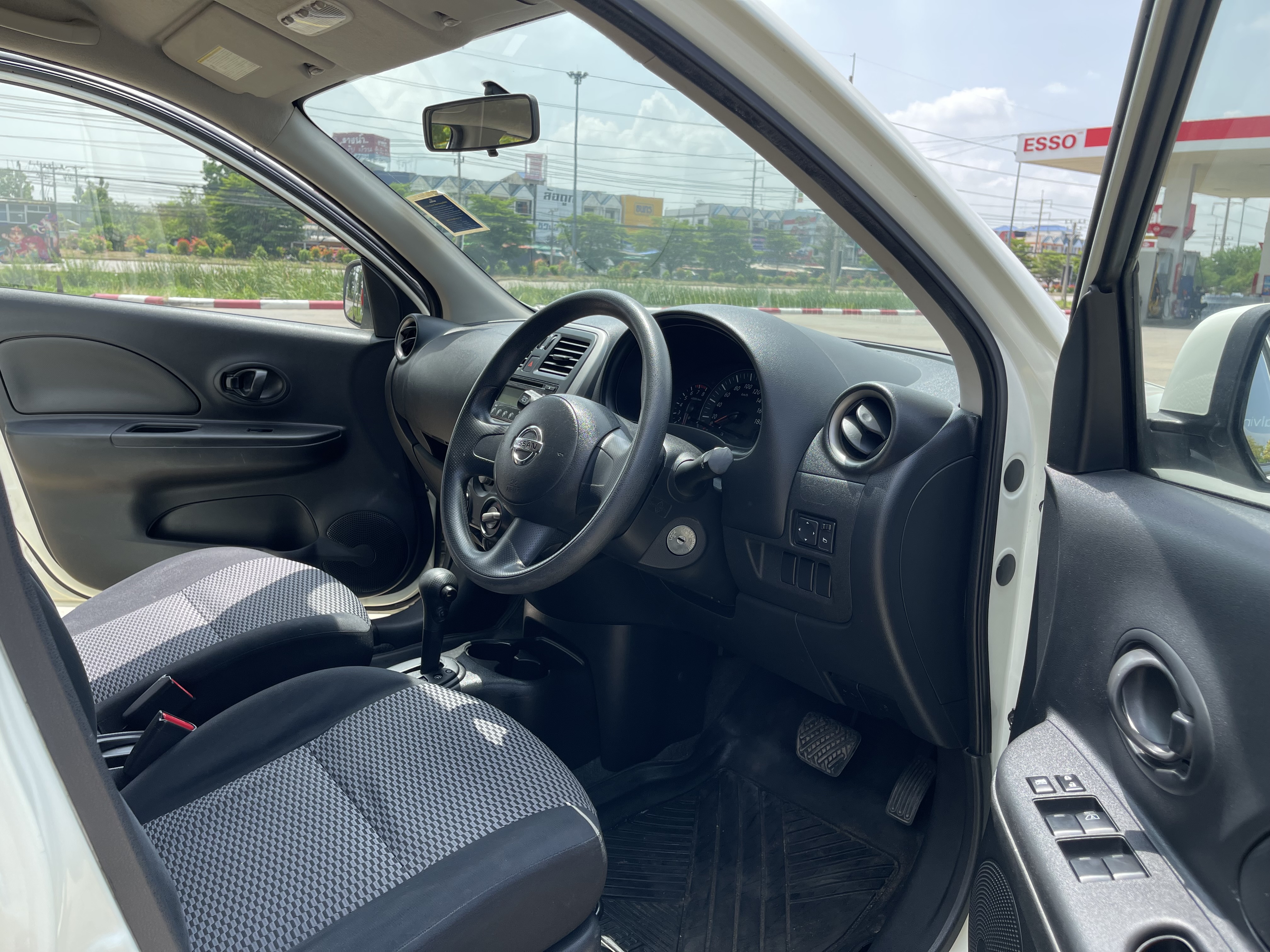 Nissan March 1.2 E At 2014 ขาวมุก