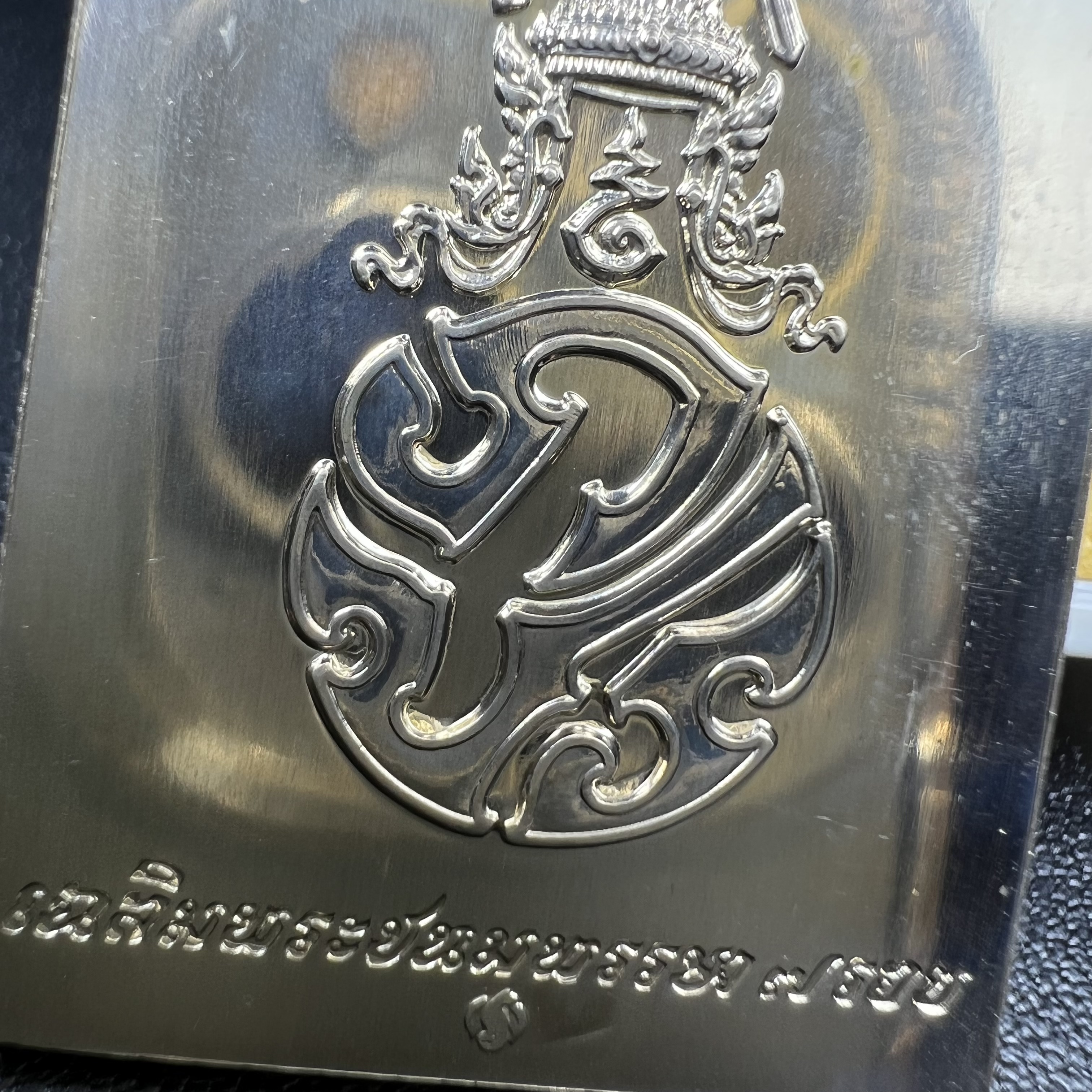 พระพุทธชินสีห์ หลังตรา ปรมาภิไธยย่อ ภปร. ในวโรกาสเฉลิมพระชมพรรษาในหลวงรัชกาลที่9 ครบ 7 รอบ และ ที่ระลึกสมโภชวัดบวรนิเวศวิหารครบ 175 ปี พ.ศ.2554 เหรียญเนื้อเงิน พิมพ์ใหญ่ ขนาดสูง 3.8 ซม. พร้อมกล่องบรรจุเดิมพระราชทาน(1 ใน 1585 เหรียญ)หายาก