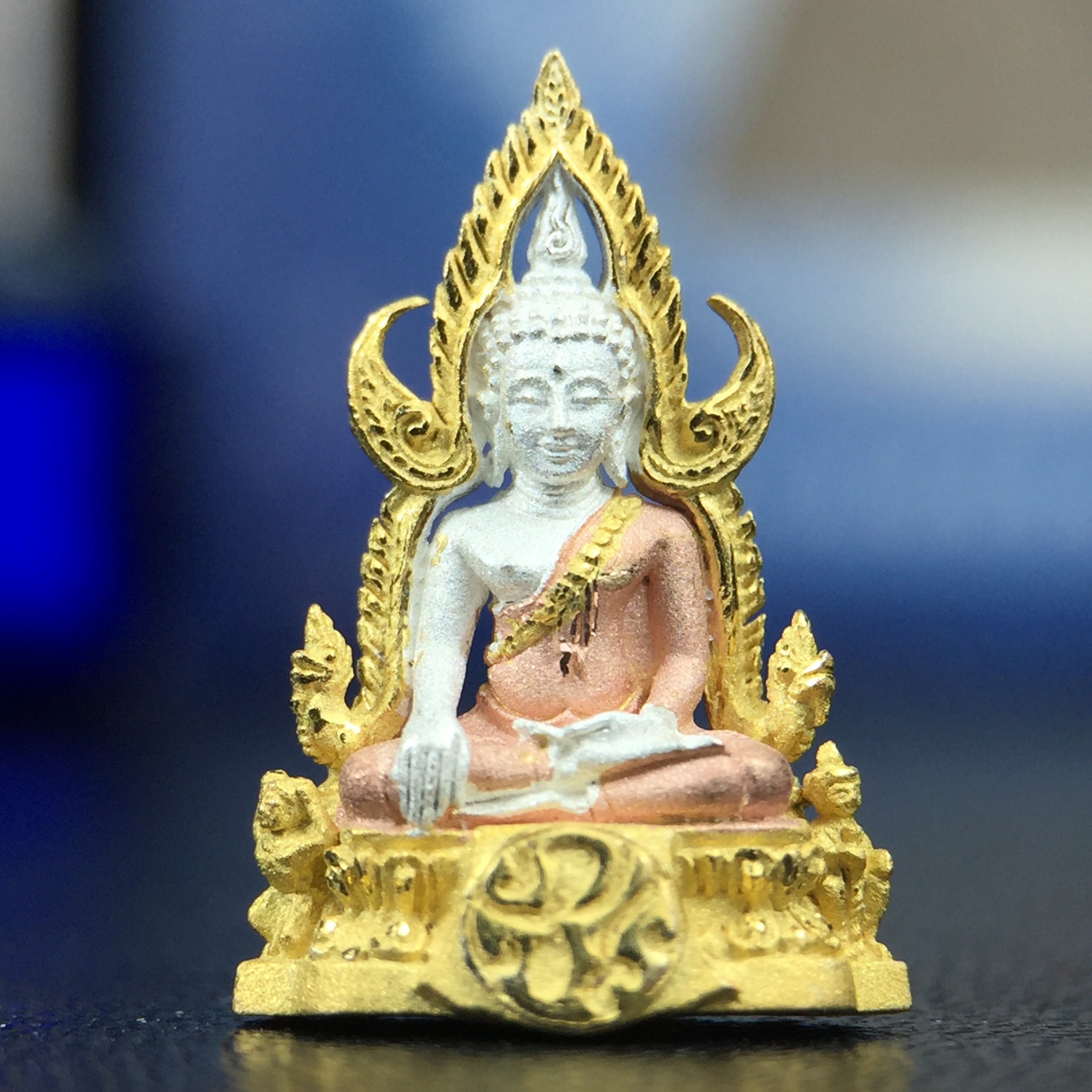 พระพุทธชินราช ภปร. โครงการ เพราะแผ่นดินนี้คือแผ่นดินเกิด เนื้อเงินชุบสามกษัตริย์ ปี2551 ขนาดหน้าตัก1/4นิ้ว (สวยงามหายาก)