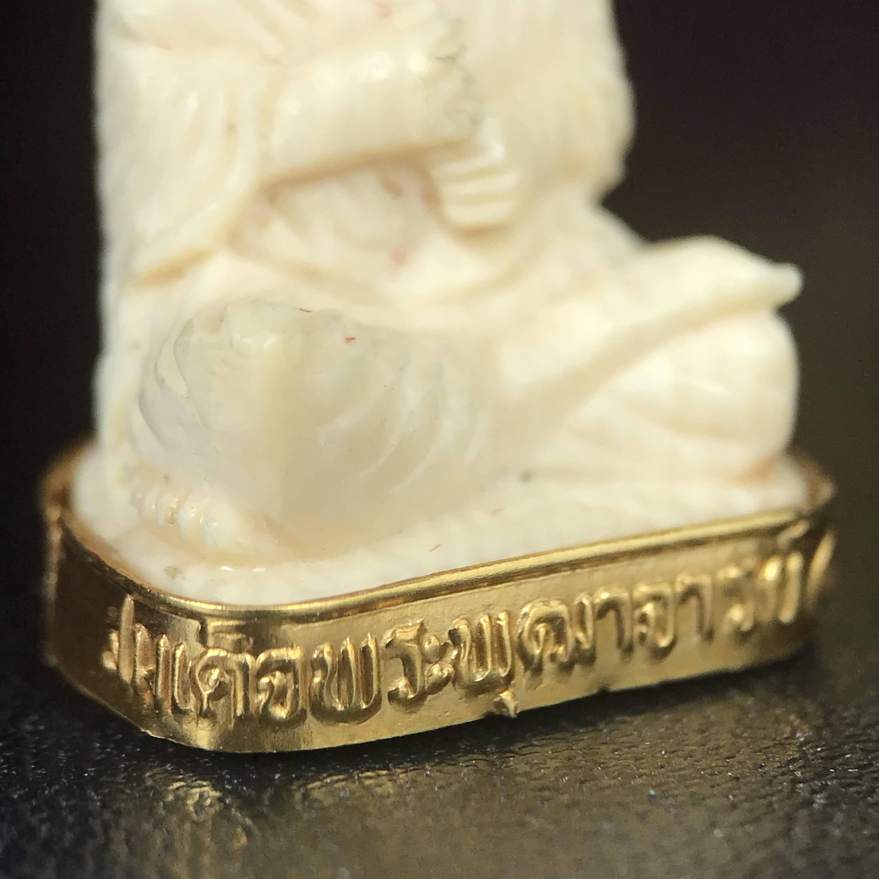 สมเด็จพระพุฒาจารย์ (โต พรหมรังสี) รุ่นคชสารหมื่นปี พ.ศ.2542 พิมพ์ลอยองค์(ฐานหุ้มทองคำ) ตอกโค๊ตและหมายเลข ๑๒๑๔ สภาพสวยสมบูรณ์กล่องบรรจุเดิมครบ (เลขสวยผลรวมได้แปด มีกินมีใช้ไม่มีหมด)(1ใน 9999 องค์)หายากพบเจอน้อยมาก