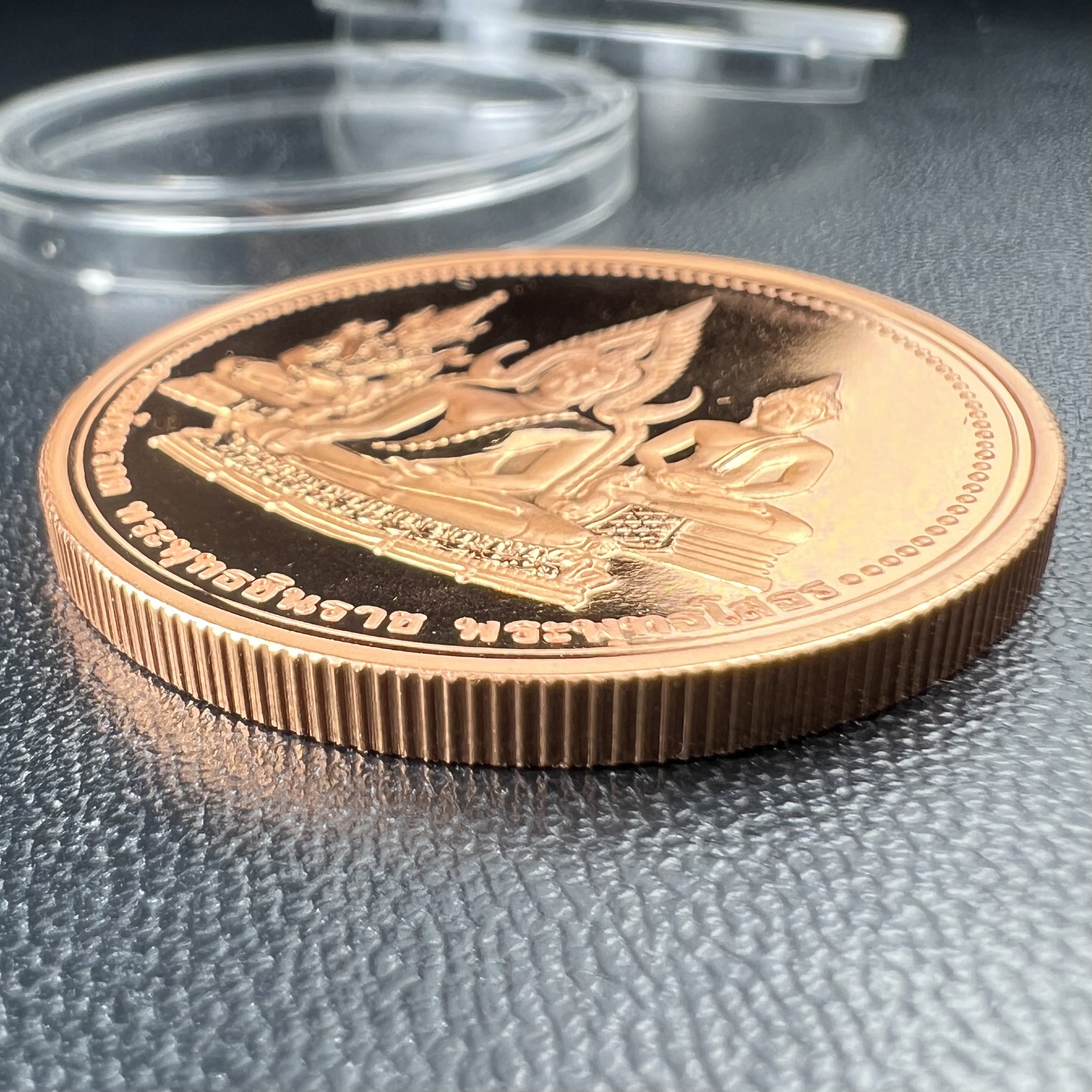 เหรียญพระแก้วมรกต พระพุทธชินราช พระพุทธโสธร รุ่นพุทธบารมี ปี 2540 เนื้อทองแดงขัดเงา พิธีพุทธาภิเษก 2 พิธี มหามงคล (พระพุทธคู่บ้านคู่เมือง รูปแบบเหรียญสวยงดงามมาก พิธีใหญ่ เป็นที่นิยม)