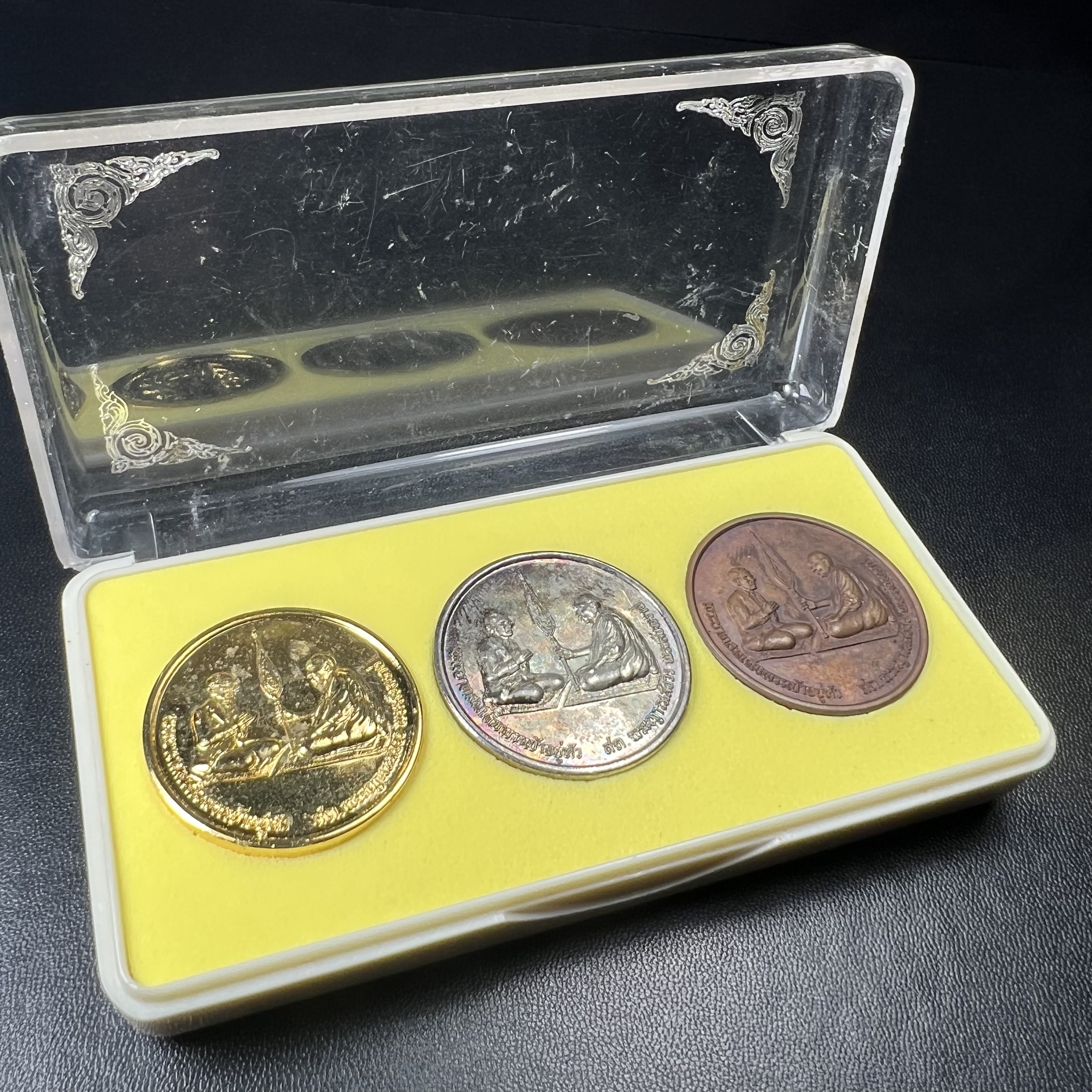 เหรียญสนทนาธรรม ในหลวงรัชกาลที่ 9 สมเด็จพระญาณสังวร หลังพระสยามเทวาธิราช ปี 2543 วัดบวรนิเวศวิหาร ชุดกรรมการ(เนื้อกะไหล่ทอง+กะไหล่เงิน+ทองแดงรมน้ำตาล)พร้อมกล่องบรรจุเดิม(ชุดหายาก สภาพผิวกะไหล่เดิมจากผู้จัดสร้าง ผิวขึ้นรุ้งธรรมชาติสวยจัด แชมป์ๆ)1 ใน 343ชุด