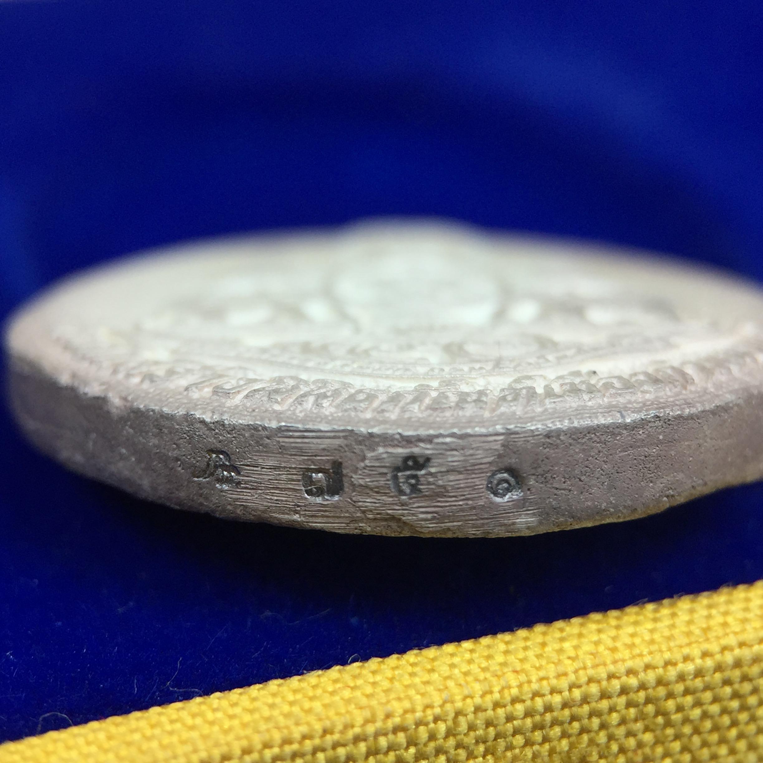 เหรียญรูปเหมือนพระญาณวิทยาคมเถร (หลวงพ่อคูณ ปริสุทโธ)ชุดกาญจนาภิเษกครองราชย์ครบ 50 ปี เนื้อเงิน วัดบวรนิเวศวิหาร ปี พ.ศ. 2538(จัดสร้างได้เหมือนหลวงพ่อคูณมาก มีรายละเอียดและความคมชัดสูง ลูกศิษย์ท่านไม่ควรพลาด วิจิตรศิลป์และพุทธศิลป์งดงาม)พิธีใหญ่