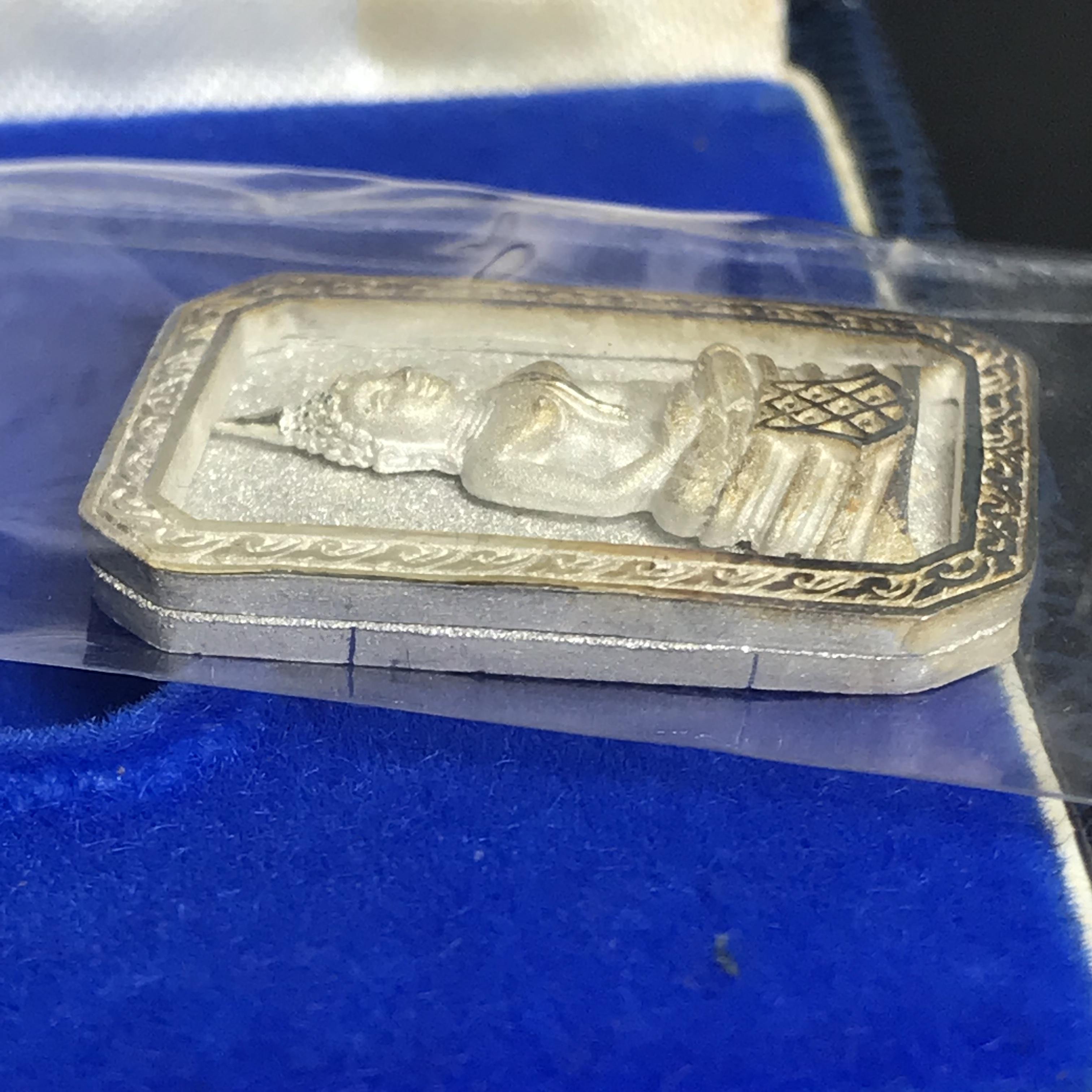 พระพุทธโสธร(หลวงพ่อโสธร) รุ่นสร้างอุโบสถ ปี2539 เนื้อเงิน พิมพ์แปดเหลี่ยม(หายาก) สภาพสวยผิวเดิมกล่องบรรจุเดิมครบสมบูรณ์