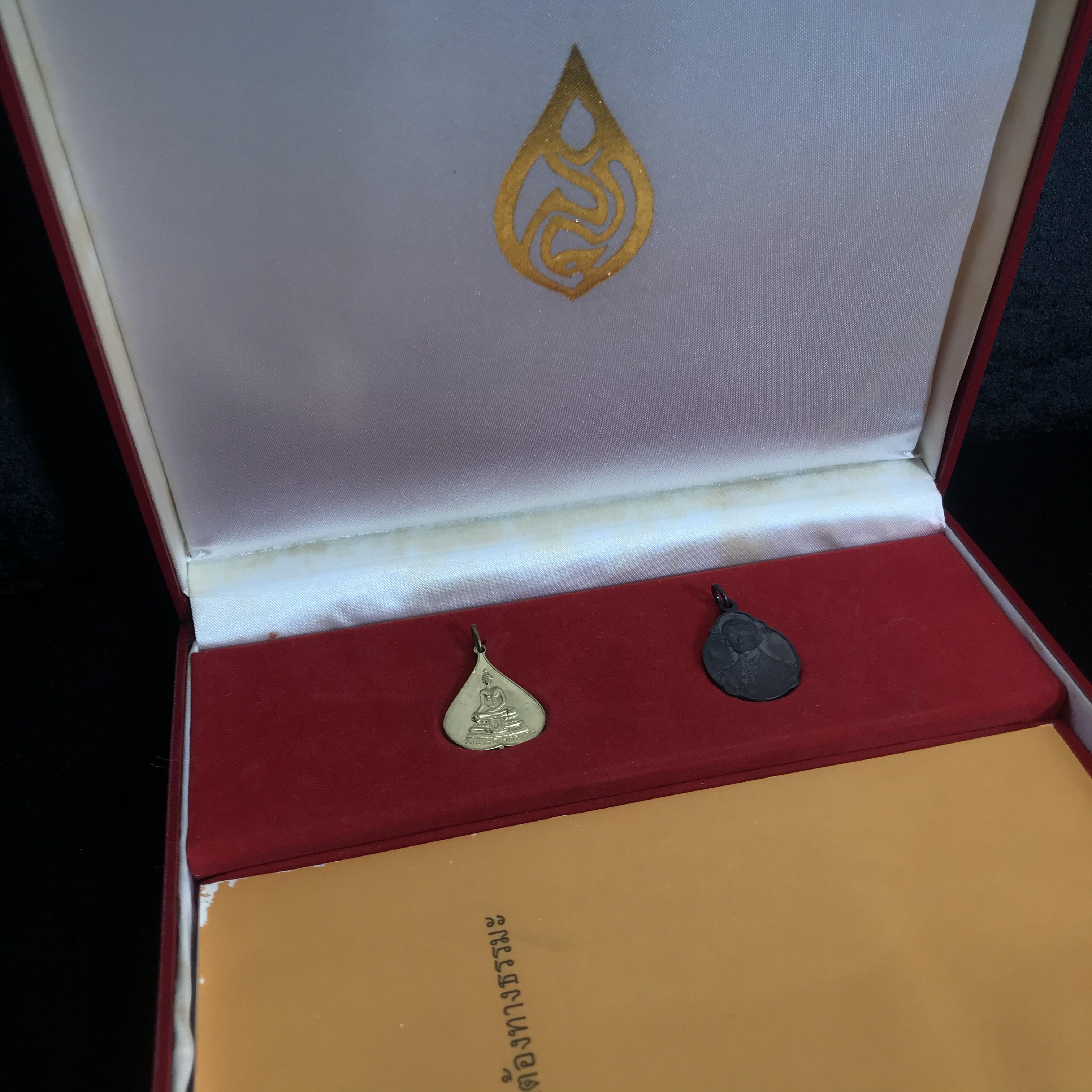 เหรียญพระราชทาน มูลนิธิ พอ.สว. ปี2541 (1ชุด มี 2 เหรียญ สภาพสวยมาก(กล่องเดิม))ชุดพิเศษพร้อมหนังสือหายาก