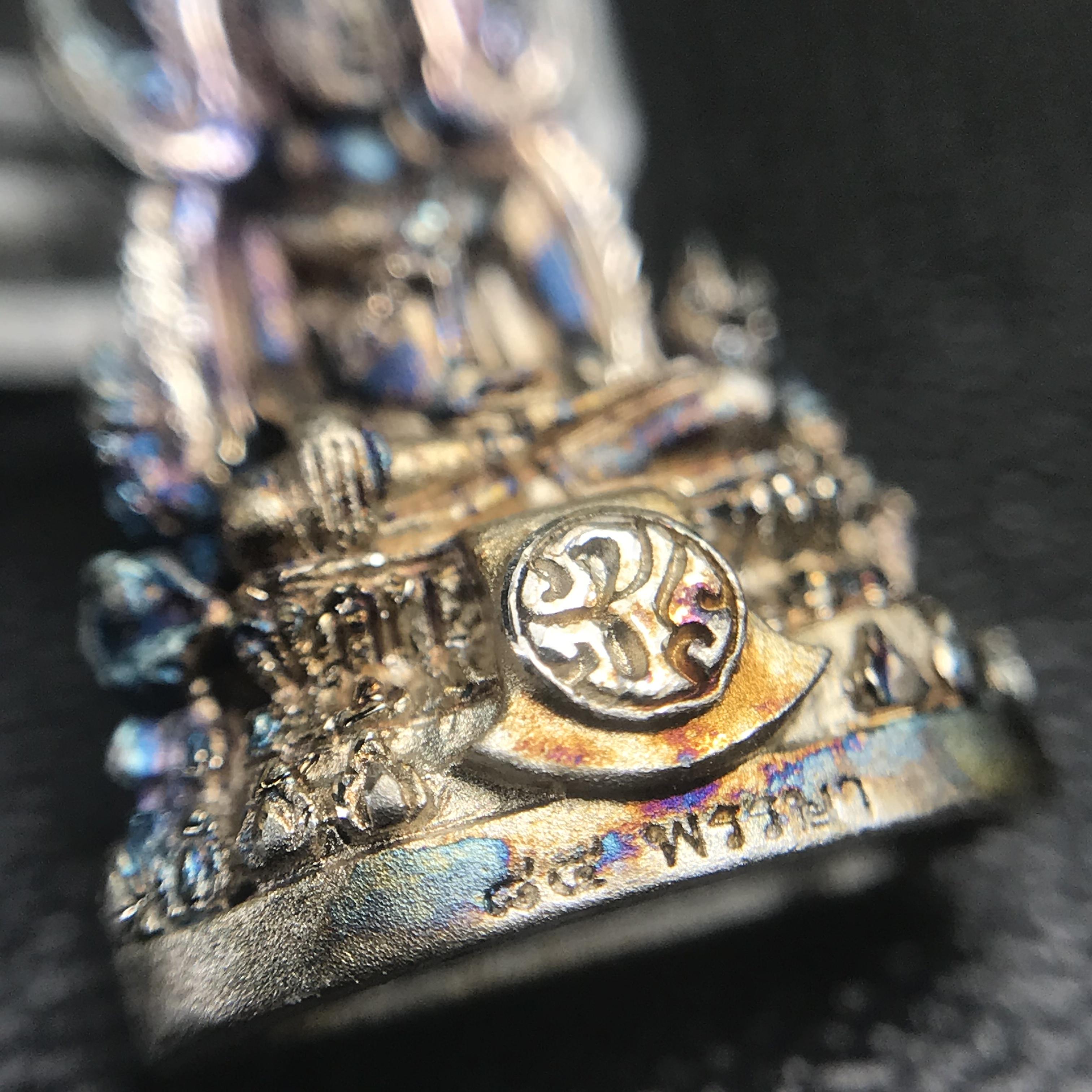 พระพุทธชินราช(จำลอง) ภปร. 84 พรรษา เนื้อเงินชุบทองคำขาว พิมพ์เล็กขนาดหน้าตัก 1/4 นิ้ว (สภาพผิวเดิมสวย ขึ้นสีรุ้งธรรมชาติ แบบนิยม)(พระราชทานมวลสาร จิตรลดาและเส้นพระเจ้า(เส้นผม))