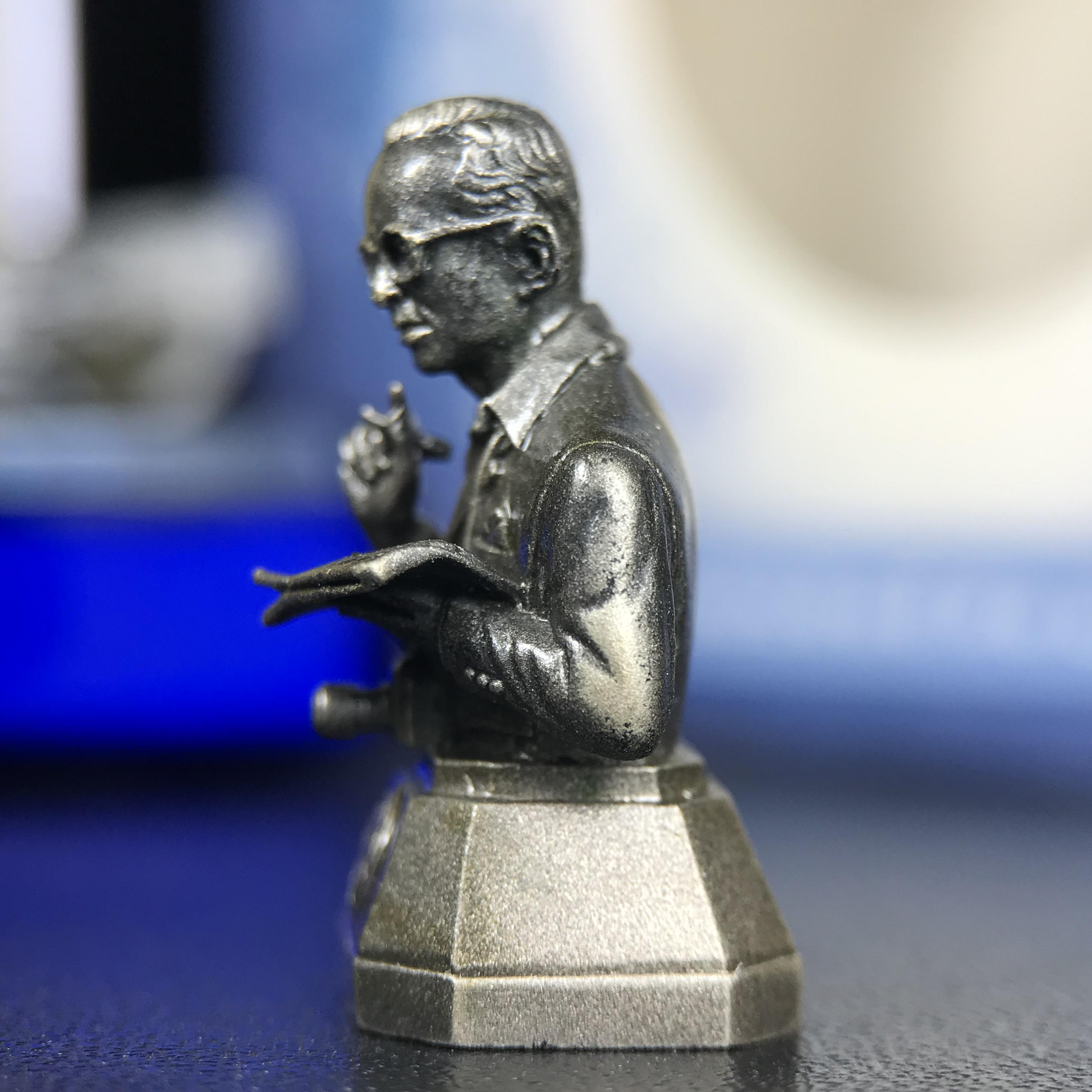 พระบรมรูปพระบาทสมเด็จพระเจ้าอยู่หัวรัชกาลที่ 9(ทรงงาน) ภปร. รุ่นเพราะแผ่นดินนี้คือแผ่นดินเกิด ปี 2551 ขนาดสูง 1 นิ้ว เนื้อบรอนซ์ชุบเงินรมดำ(ด้านหน้า ฐานพระบรมรูปฯ ประดิษฐานอักษรพระปรมาภิไธย ภ.ป.ร.)นิยมหายาก***รุ่นตรา ภปร. พบเจอน้อยมาก****