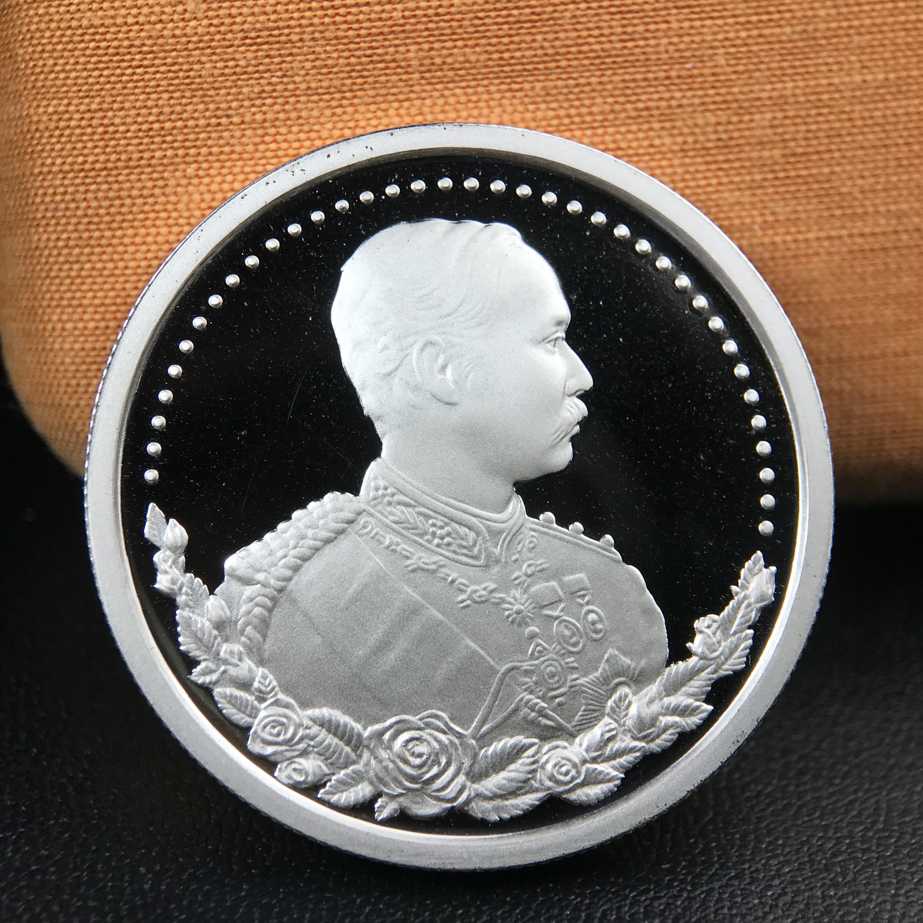 เหรียญรัชกาลที่ 5 หลัง 12 นักษัตริย์ รุ่นมหาลาภ ปี 2539 เนื้อเงินขัดเงา บล็อกนอก(เพิร์ธ)ออสเตรเรีย ขนาด 3.2 ซ.ม. กล่องบรรจุเดิมครบสมบูรณ์สวยงาม พิธีพุทธาภิเษก ณ.พระอุโบสถ วัดพระแก้ว สมเด็จพระญาณสังวร สมเด็จพระสังฆราช เป็นประธานพิธี