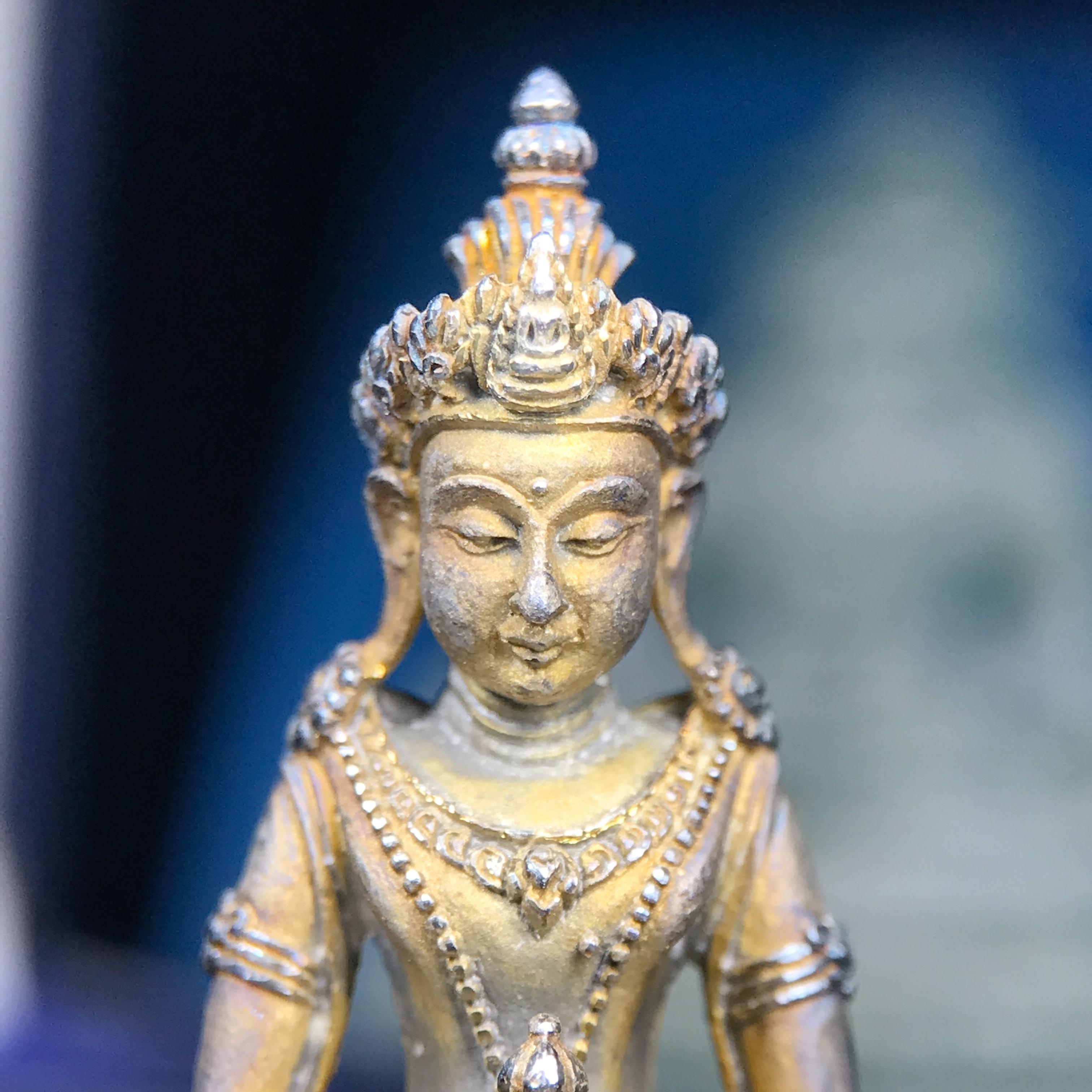 พระกริ่งอวโลกิเตศวร ( เจ้าแม่กวนอิม ) วัดโพธิ์แมนคุณาราม รุ่นอุดมโภคทรัพย์ พ.ศ.2539 เนื้อเงินพ่นทราย(ผิวเดิม ขึ้นสีรุ้งธรรมชาติ แบบนิยม เสน่ห์ของพระเนื้อเงิน) (พร้อมกล่องบรรจุการ์ดใบรับรองเดิมครบ)(อีกหนึ่งรุ่นยอดนิยม พุทธศิลป์สวยงดงาม)หายาก 1 ใน 5000 องค์