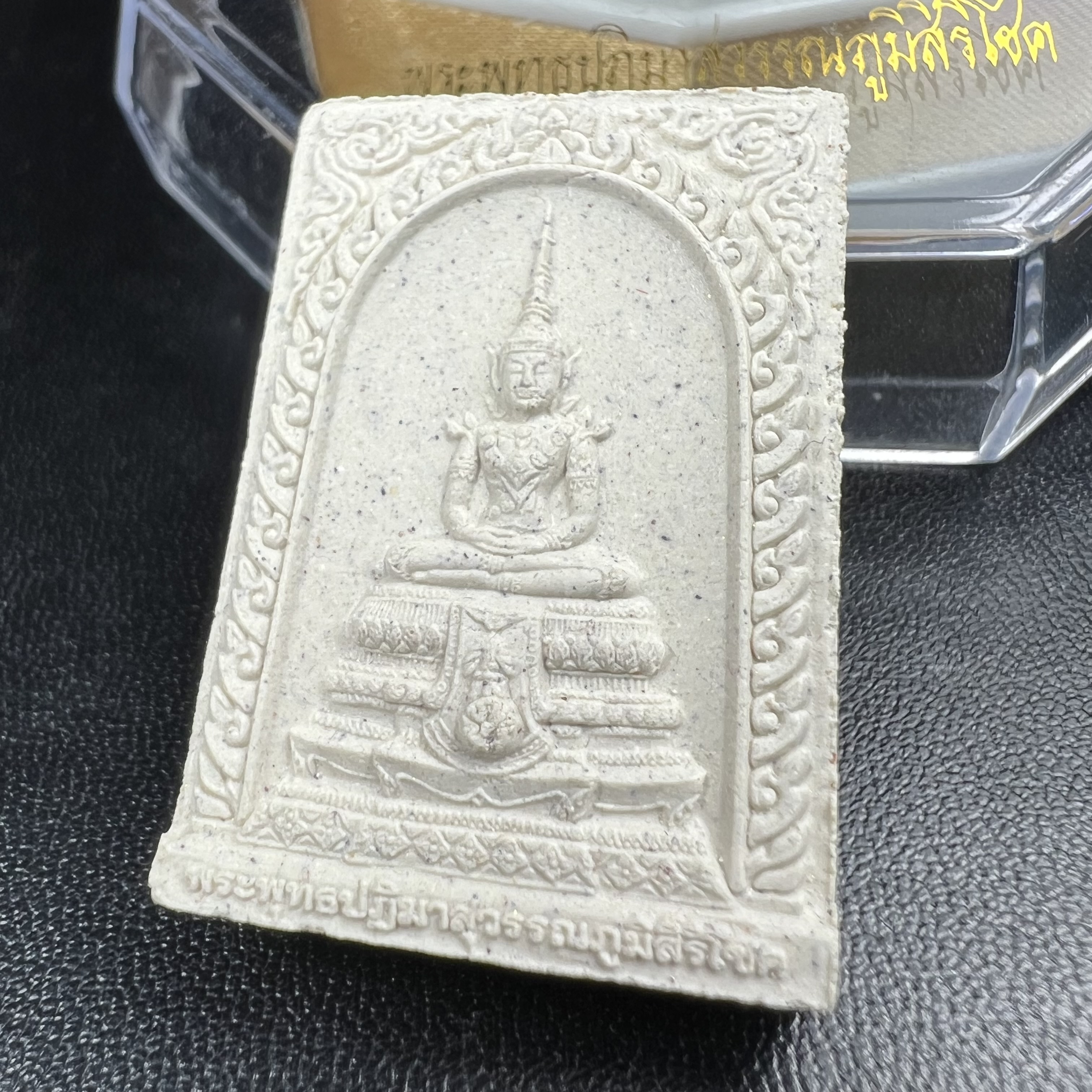 พระพุทธปฏิมาสุวรรณภูมิสิริโชค ภปร. การบินไทยจัดสร้างขึ้น เนื่องในวโรกาสฉลองสิริราชสมบัติครบ60ปี พุทธศักราช 2549 พระผงมวลสารพระราชทานผงจิตรลดา พระเกศา จีวร และว่าน 108ชนิด พิธีปลุกเสกวัดพระศรีรัตนศาสดาราม(วัดพระแก้ว)สวยๆพร้อมกล่องบรรจุครบ พิธีใหญ่ มวลสารดี