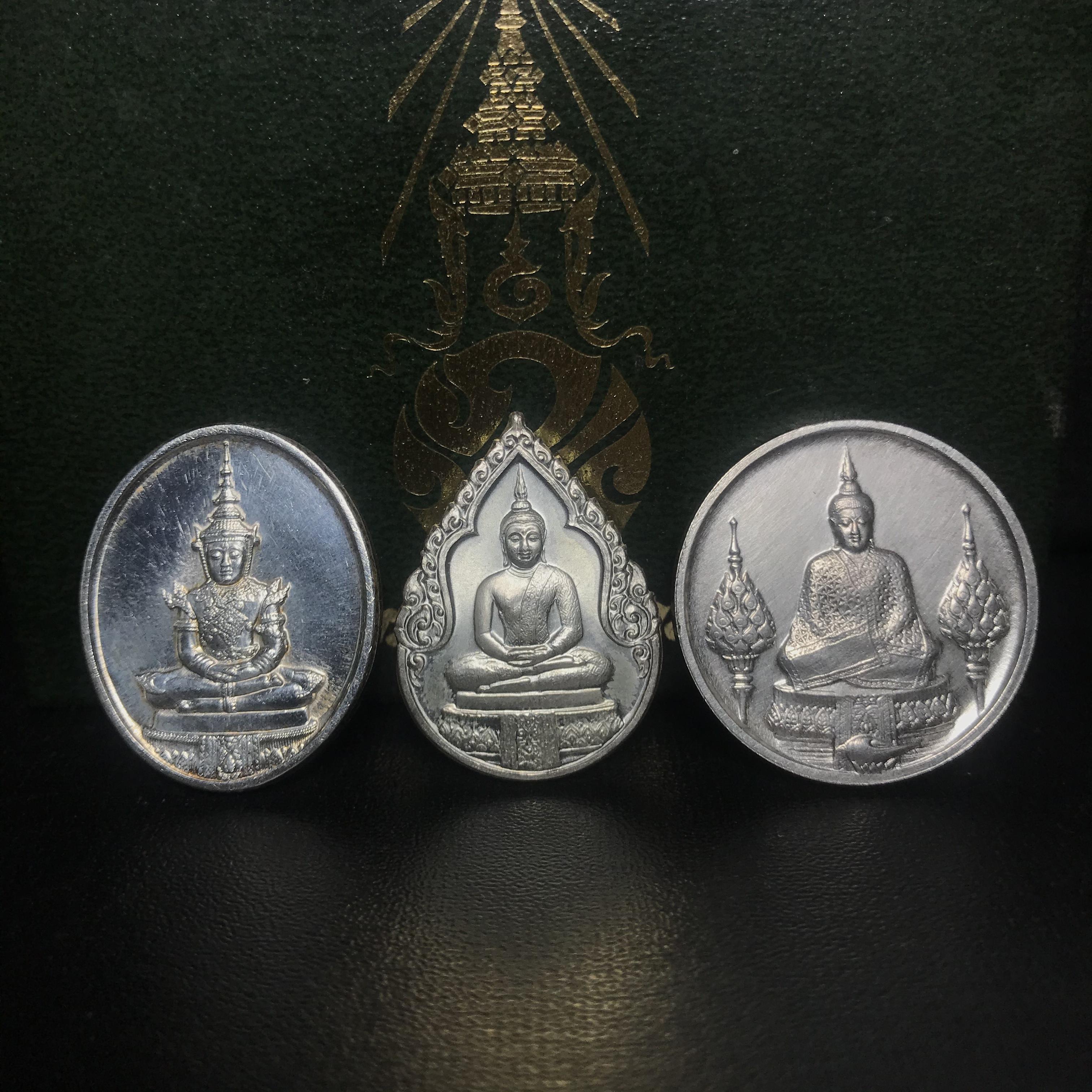 เหรียญพระแก้วมรกตหลัง ภปร ฉลองกรุงรัตนโกสินทร์ครบ 200 ปี พ.ศ.2525 เนื้อเงินกล่องบรรจุเดิมครบ3พิมพ์(บล็อกพระราชศรัธา)(ในหลวงรัชกาลที่9 เสด็จในพิธี)