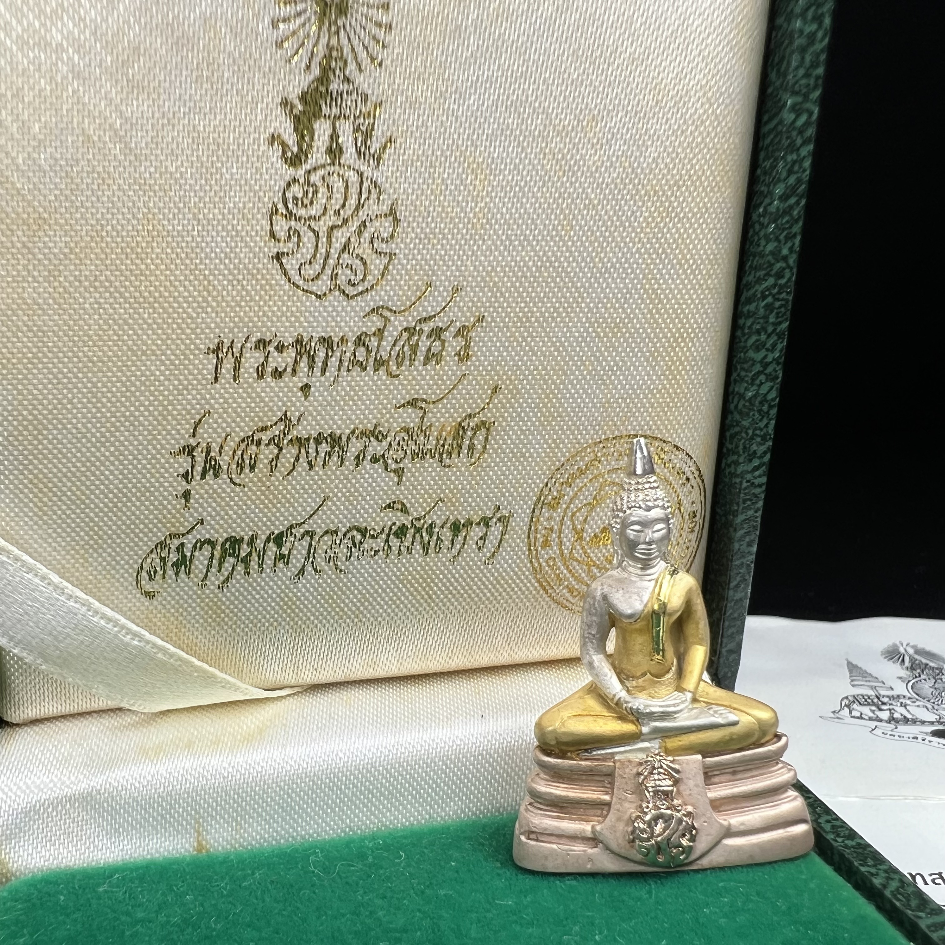 พระพุทธโสธร ภปร. รุ่นย้อนยุค สร้างพระอุโบสถ สมาคมชาวฉะเชิงเทรา จัดสร้าง ปี 2539 วโรกาสครองสิริราชสมบัติครบ 50 ปี เนื้อเงินชุบสามกษัตริย์ทรายนวลขัดเงาบางส่วน(สภาพผิวเดิม เก่าเก็บอย่าดี สวยมาก แบบนี้หายาก) พร้อมกล่องบรรจุและใบรับรองเดิมครบสมบูรณ์