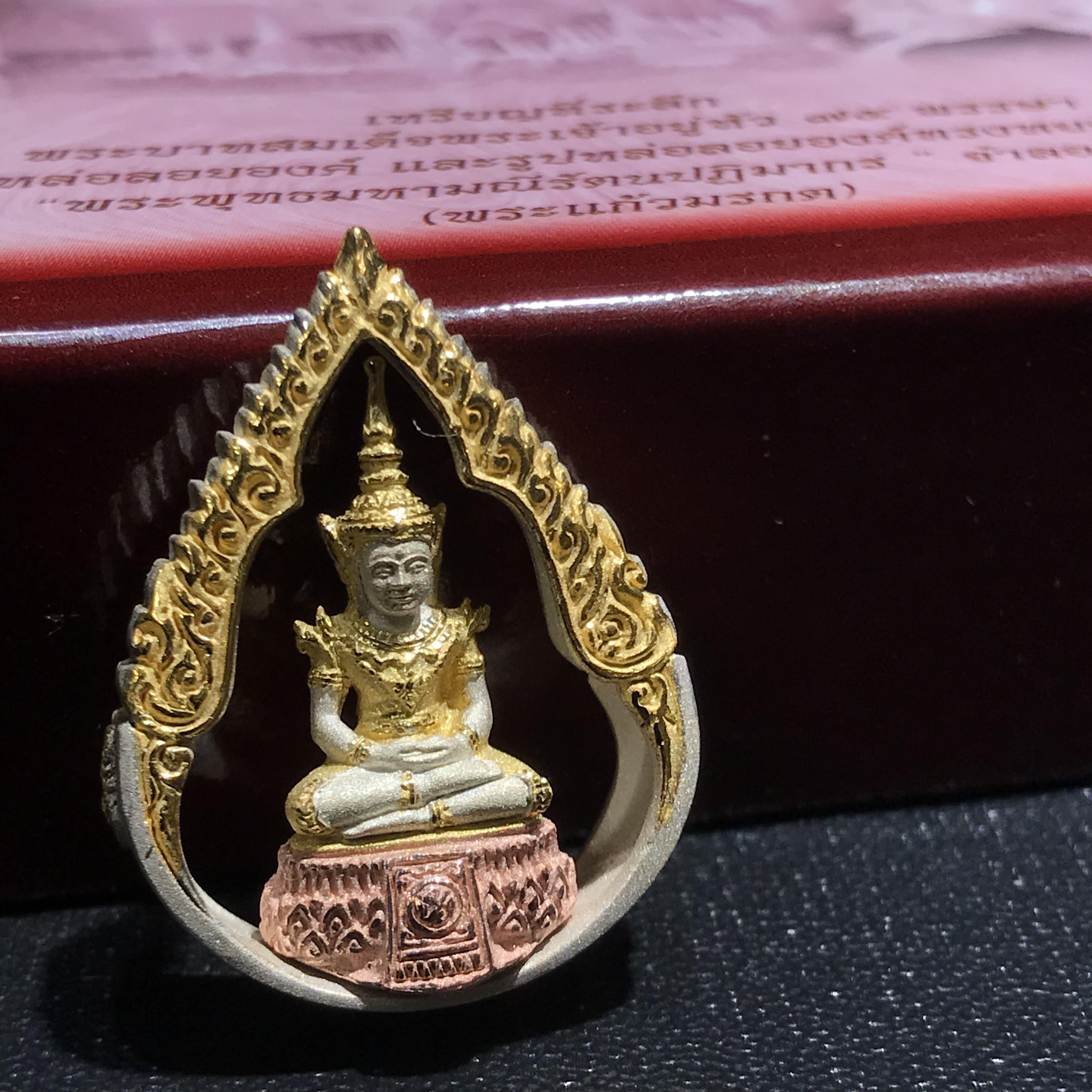 พระแก้วมรกต ภปร(รุ่นแรก) ปี2545 รุ่นฉลองกรุงรัตนโกสินทร์ครบ 220 ปี พิมพ์ลอยองค์ทรงหยดน้ำ เนื้อเงิน3กษัตริย์