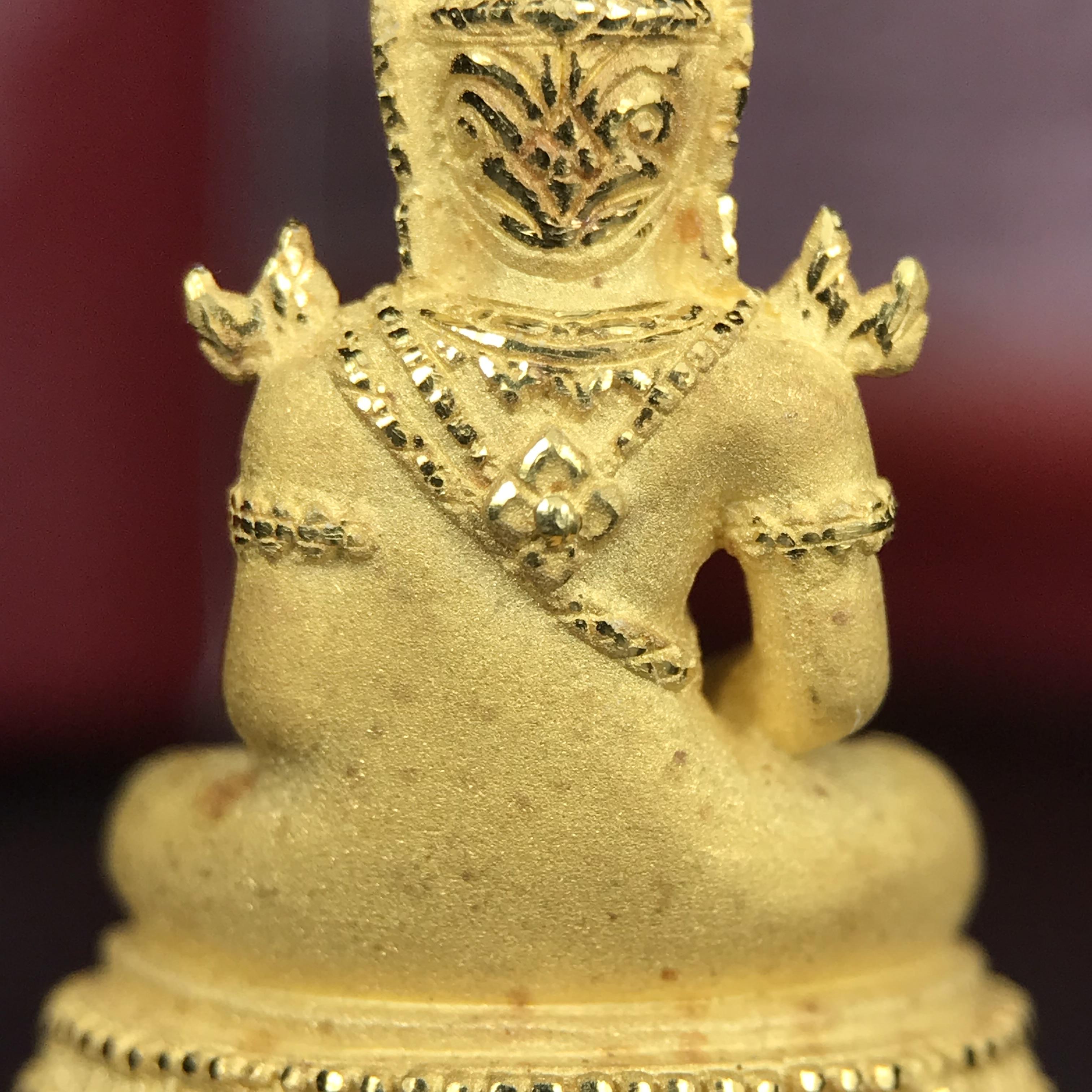 พระแก้วมรกต ภปร.(รุ่นแรก) ปี2545 รุ่นฉลองกรุงรัตนโกสินทร์ครบ 220 ปี พิมพ์ลอยองค์ใหญ่ เนื้อทองคำบริสุทธิ์ 96.5%(15.2 กรัม) ขนาด 19*35 มม.ครบสมบูรณ์(องค์หมายเลข ๓๓)(เลขคู่สวย)สุดยอดมงคลแผ่นดินที่ควรเก็บรักษา บูชาเป็นมงคลชีวิต(สวยงามและหายากมาก)(1ใน1000องค์)