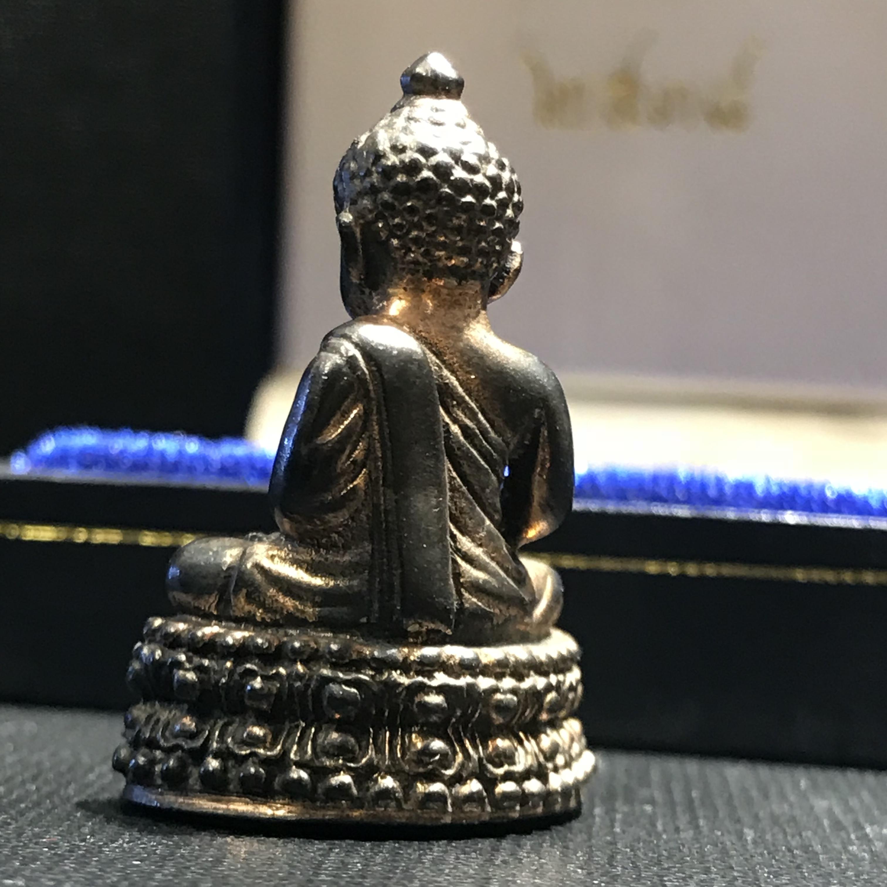 พระนิรันตราย ปี2538 วัดบวรนิเวศ เนื้อนวโลหะเต็มสูตร (อุดผงจิตรดาและเส้นเกษา)(นิยมหายาก)