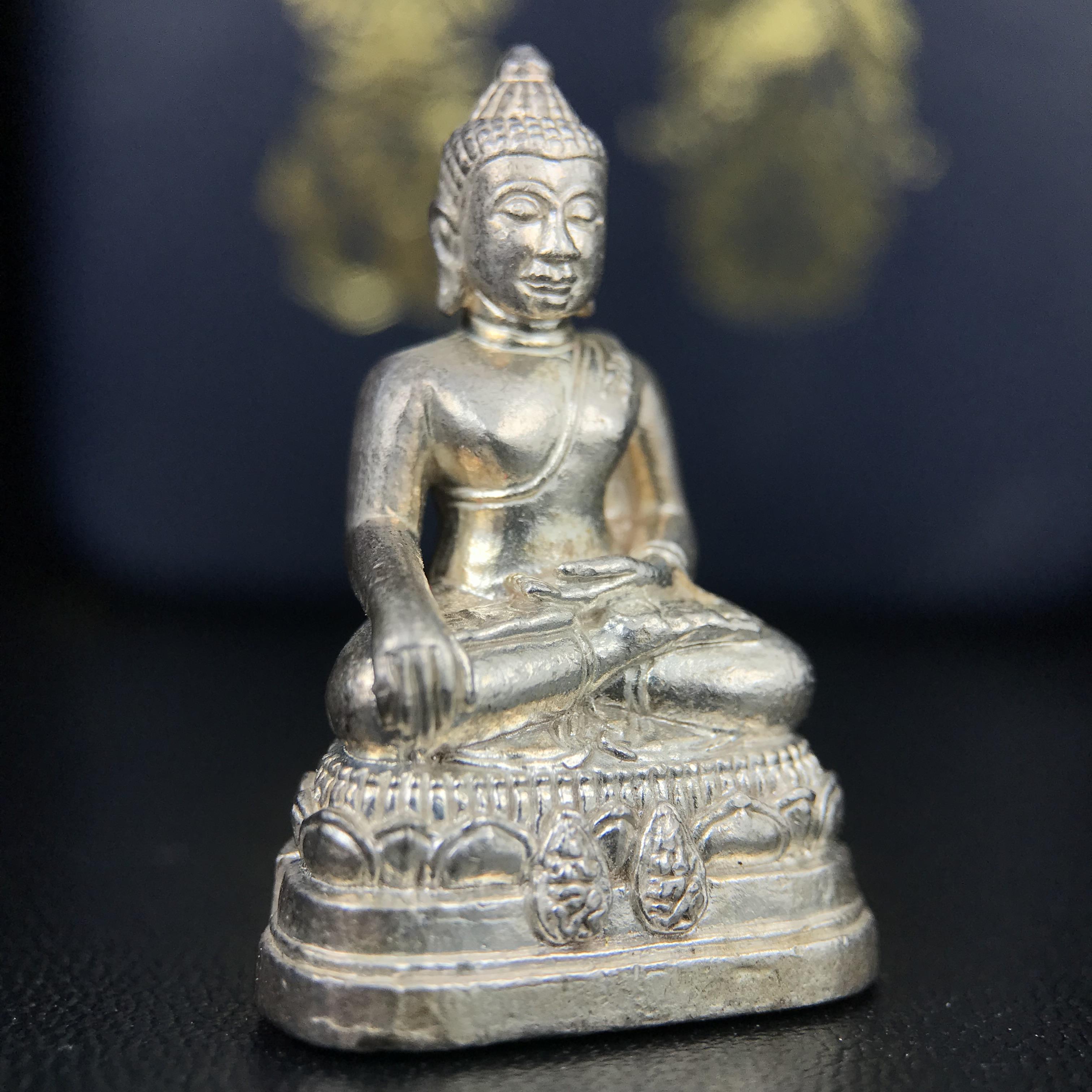 พระกริ่งพระพุทธนรสีห์ จปร.+ภปร. ครบรอบ 100 ปี ธนาคารไทยพาณิชย์ ปี 2550 พระกริ่งเนื้อเงิน(หายาก)(พุทธศิลป์งดงาม)ด้านหน้าฐานประดับด้วยตราสัญลักษณ์ "จปร" และ "ภปร" (องค์เนื้อเงินสร้างน้อย พบเจอน้อยหายาก)1 ใน 2500 องค์