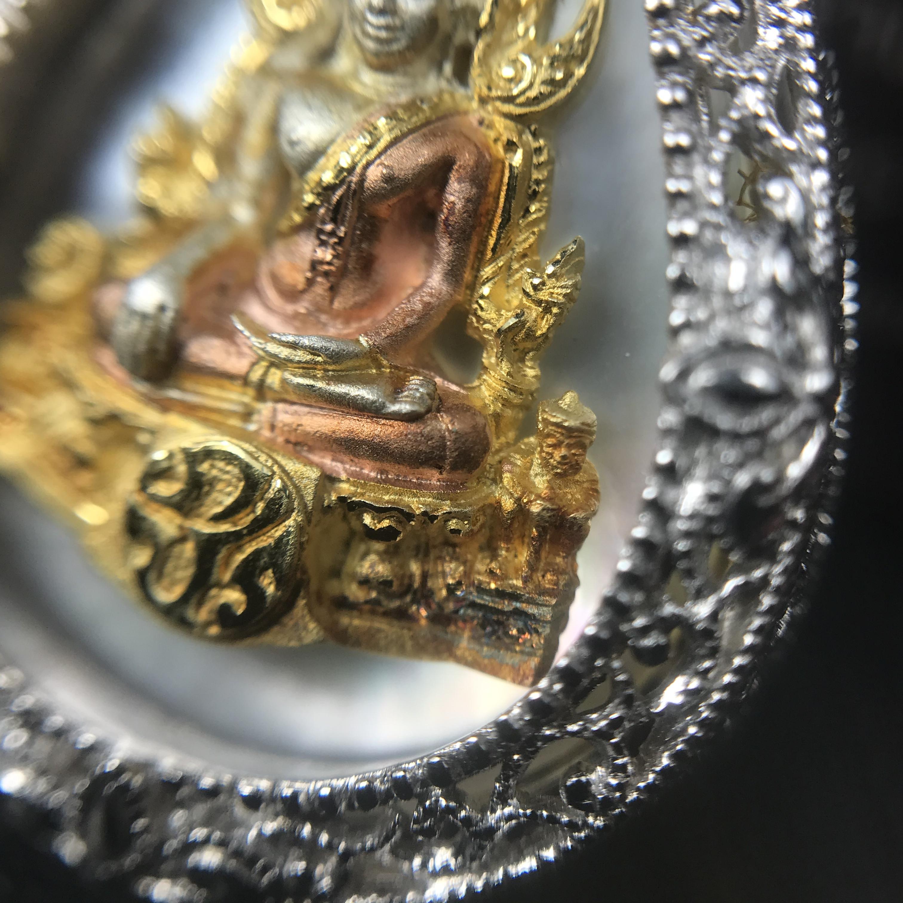 พระพุทธชินราช ภปร. โครงการ "เพราะแผ่นดินนี้ คือ แผ่นดินเกิด" ปี2548(รุ่นแรก) เหรียญทรงหยดน้ำ ขนาด 21 x 31 มม. เนื้อเงินสามกษัตริย์ องค์พระชุบสามกษัตริย์ ล้อมด้วยกรอบเงินชุบทองคำขาวสลักเสลาเป็นลวดลายละเอียดอ่อน ส่วนพื้นองค์พระเป็นเปลือกหอยมุข