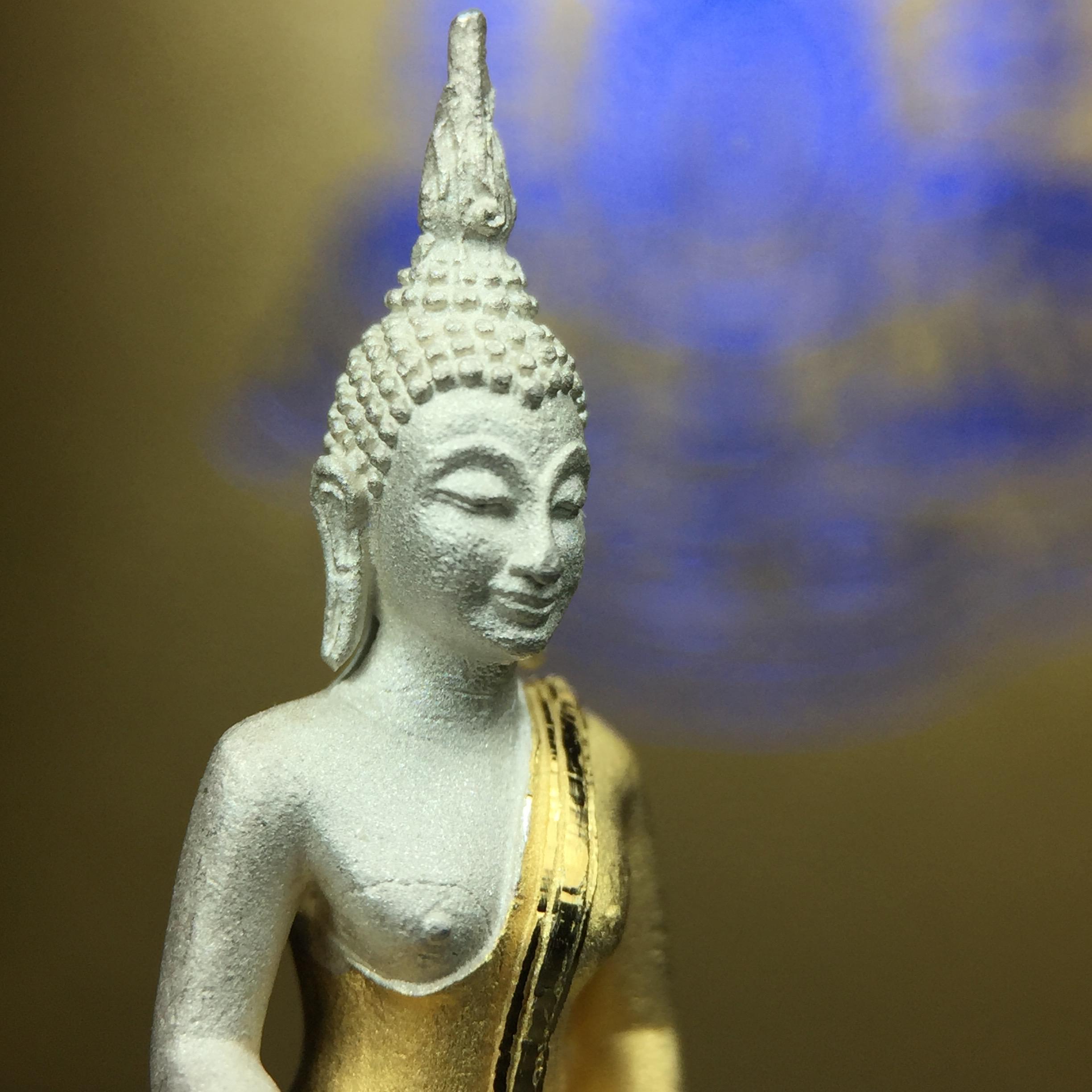 พระกริ่งพระพุทธนวราชบพิตร ครองสิริราชสมบัติครบ 50 ปี พ.ศ.2540 ขนาดสูง 3.2 ซม. เนื้อเงินสามกษัตริย์(คัดสภาพสวย องค์นี้ผิวเดิมสวยมาก) พร้อมกล่องบรรจุเดิมครบสมบูรณ์ 1ใน 9500 องค์(พุทธนวราชบพิตร นิมิตรหมายแห่งความสามัคคี ด้วยไมตรีแห่งองค์พระภูมิพล)