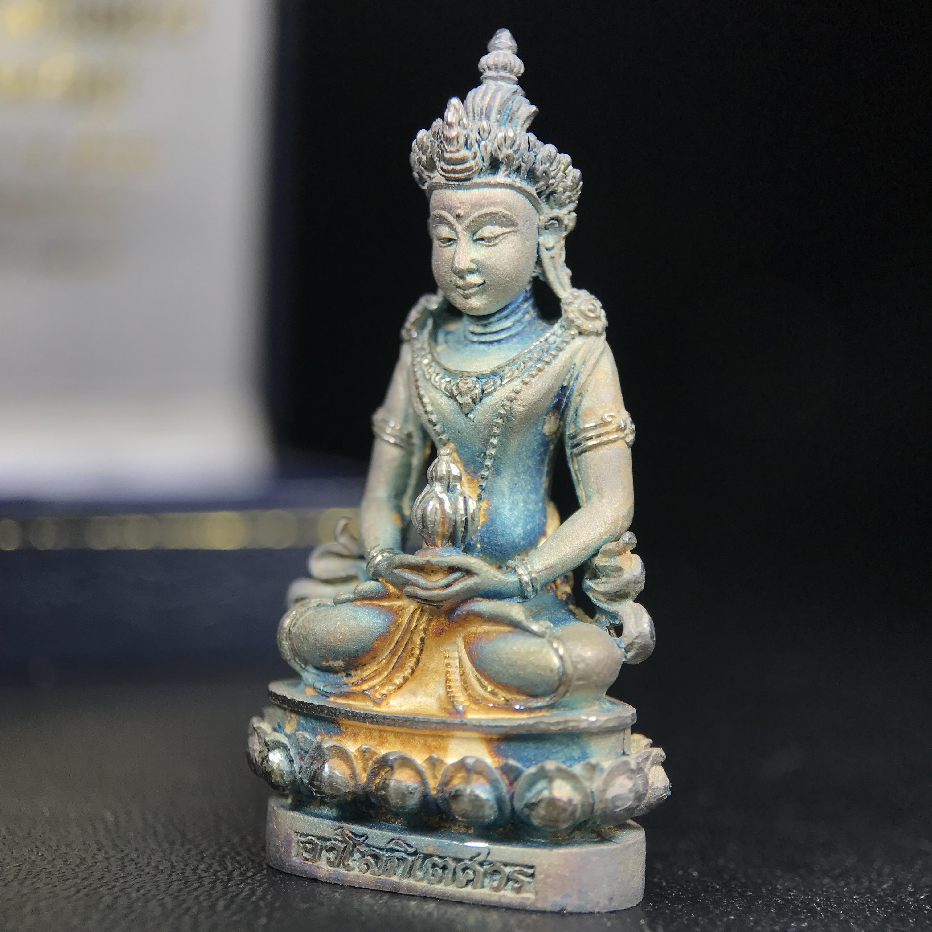 พระกริ่งอวโลกิเตศวร ( เจ้าแม่กวนอิม ) วัดโพธิ์แมนคุณาราม รุ่นอุดมโภคทรัพย์ ปี 2539 เนื้อเงินพ่นทราย(ผิวเดิม ขึ้นสีรุ้งธรรมชาติ แบบนิยม เสน่ห์ของพระเนื้อเงิน)(พร้อมกล่องบรรจุเดิม)(อีกหนึ่งรุ่นยอดนิยม พุทธศิลป์สวยงดงาม)หายาก 1 ใน 5000 องค์*องค์หมายเลข ๒๑๖๒*