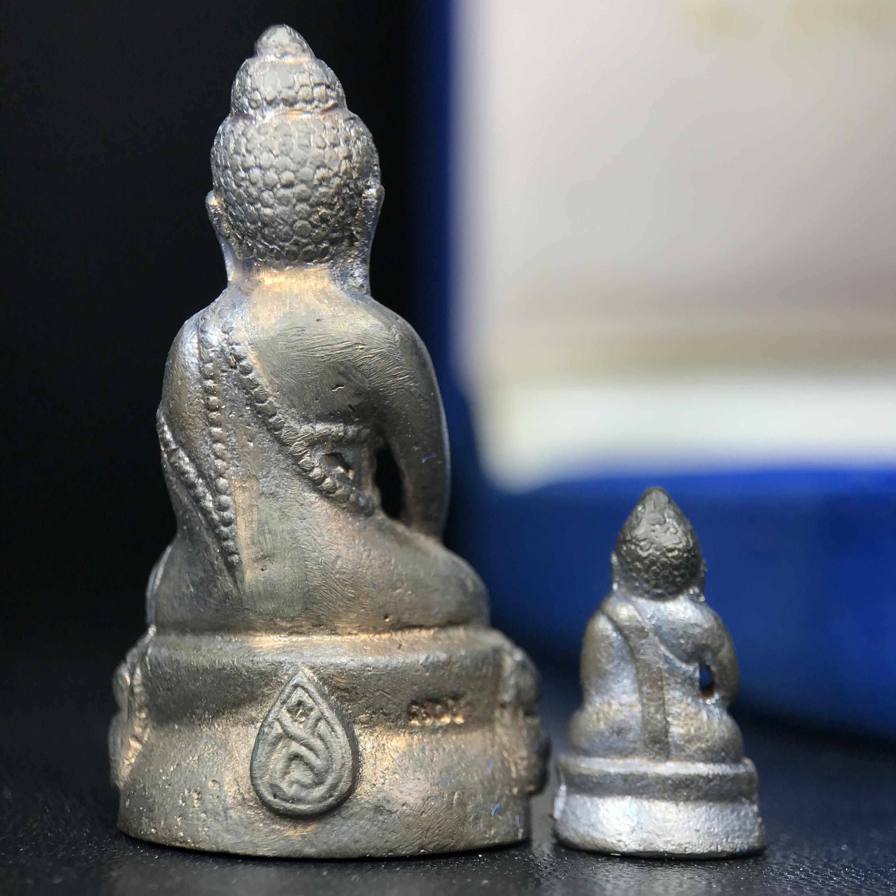 พระกริ่ง-พระชัยวัฒน์ สว. 90 พรรษาสมเด็จย่า ปี2533 เนื้อนวโลหะ(แก่ทองคำผสมทองคำเยอะมากรุ่นนี้)(ในหลวงรัชกาลที่9เสด็จในพิธี)(หล่อแบบโบราณอุดมวลสาร 108 แบบฉบับพระกริ่งใหญ่สายวัดสุทัศน์ พระสังฆราช(แพ))(1 ใน 3000 ชุด) หายาก