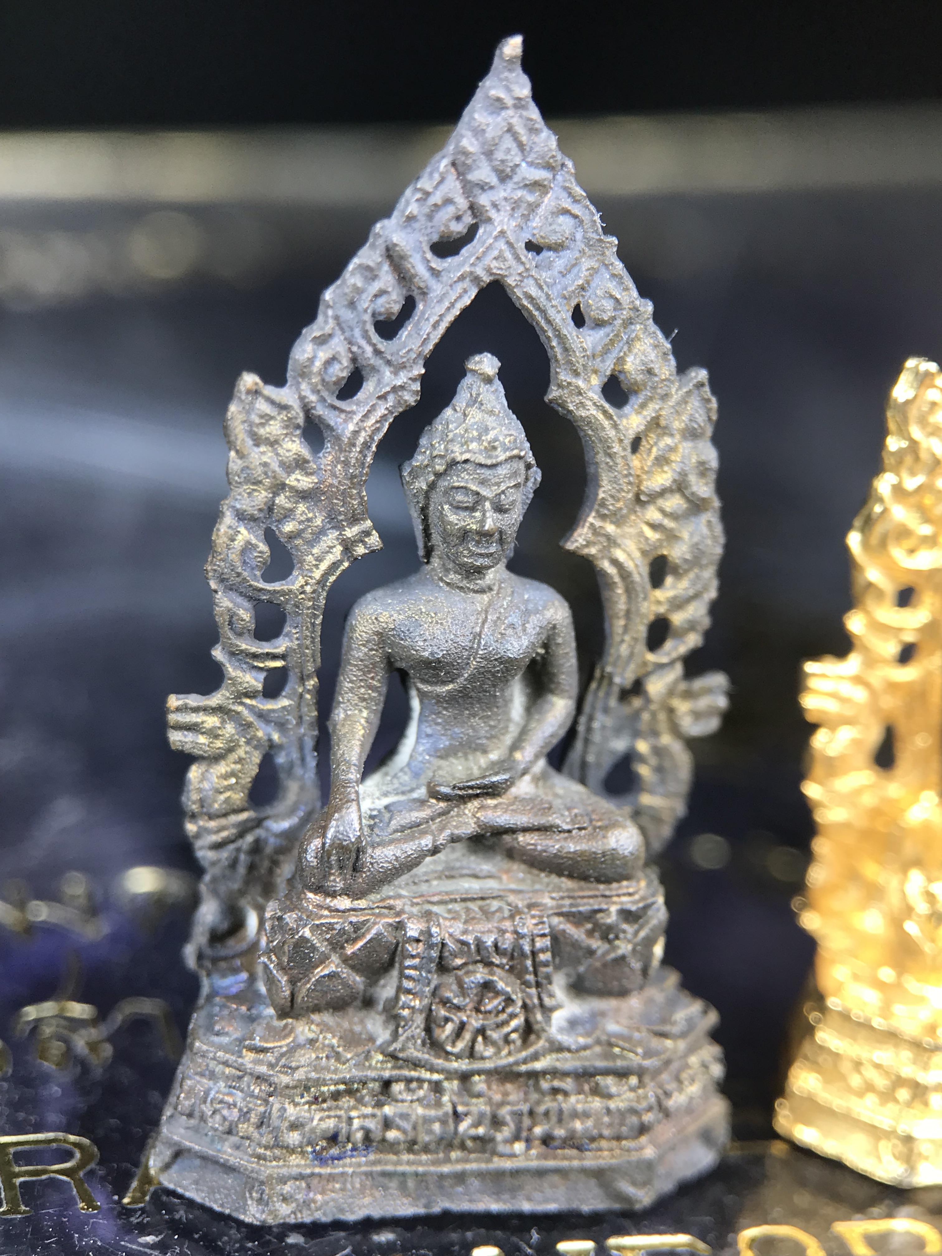 ชุดวัตถุมงคลพระพุทธมงคลรัตนภูมิพัฒนมหามุนี ภปร. วัดมงคลรัตนาราม วัดไทยในซานฟรานซิสโก สหรัฐอเมริกา ( Sanfrancisco USA.) ปี 2523(ชุดพิเศษกรรมการ 1 ชุด 5 รายการ)หายาก(พิธีใหญ่)หลวงปู่โต๊ะ วัดประดู่ฉิมพลี พร้อมเกจิอาจารย์ในยุคอีก ๑๐๘ รูปนั่งปรกอธิษฐานจิต