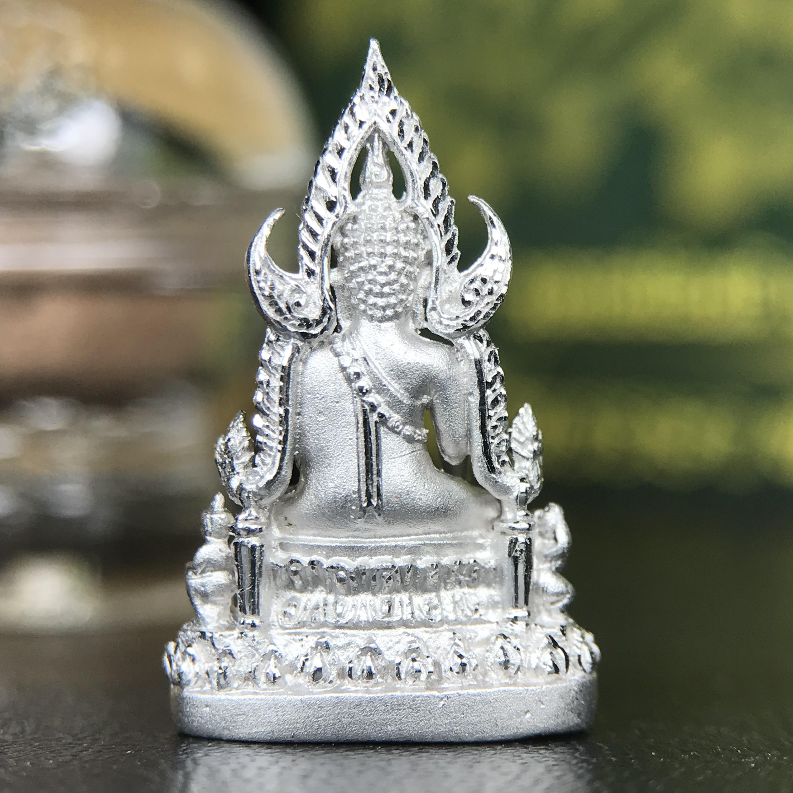 พระพุทธชินราช ภปร. 84 พรรษา พิมพ์เล็กขนาดหน้าตัก 1/4 นิ้ว(สูง 2.0 ซม.)เนื้อเงินชุบทองคำขาว (สภาพผิวสวยเดิม)(พระราชทานมวลสาร จิตรลดาและเส้นพระเจ้า(เส้นผม))พุทธศิลป์ทรงคุณค่าอีกหนึ่งรุ่นยอดนิยม