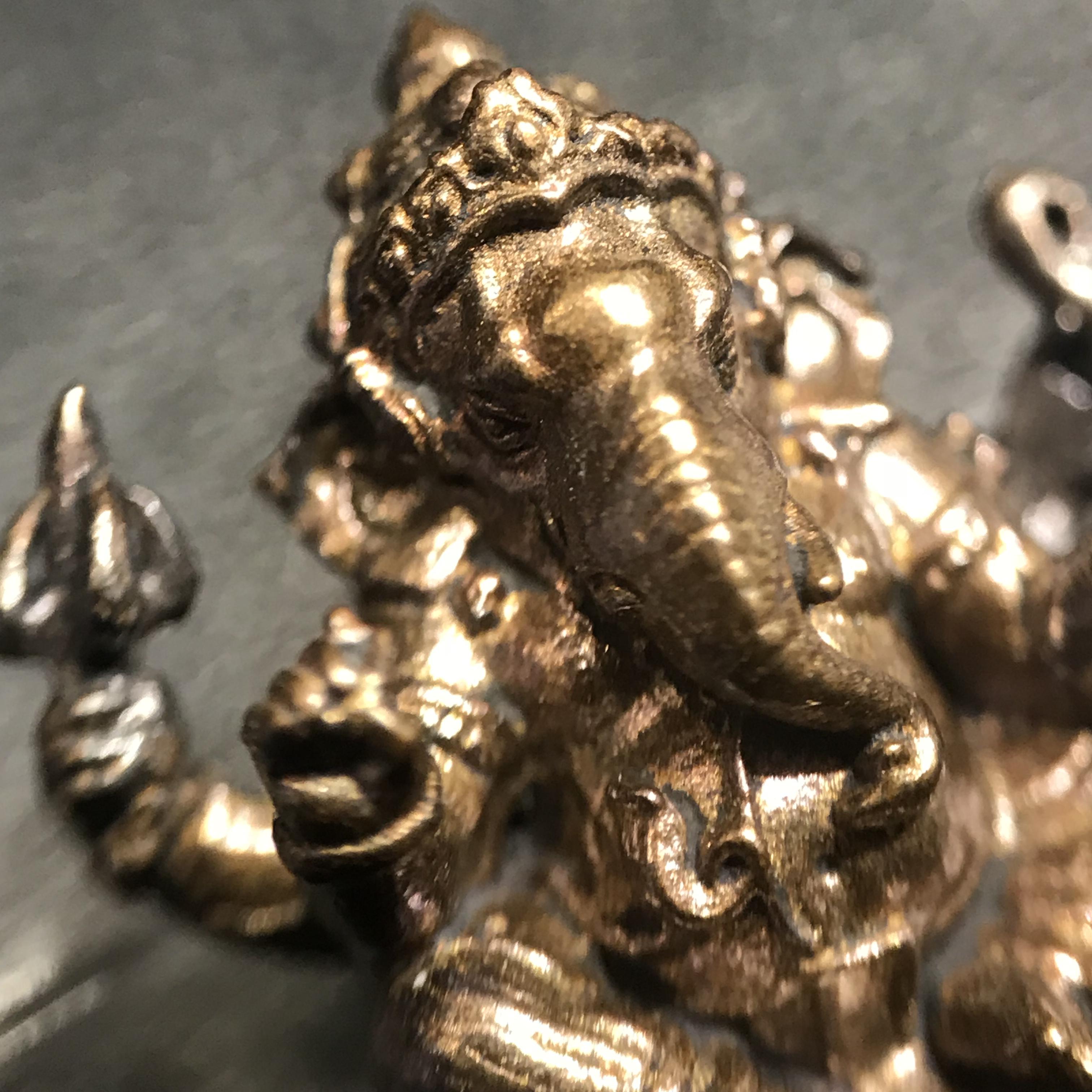 พระพิฆเนศ รุ่นครบรอบ100 ปี กรมศิลปากร ปี2556 พิมพ์ลอยองค์ เนื้อโลหะผสม ปางบรมครู(องค์นั่ง)สูง 1 นิ้ว