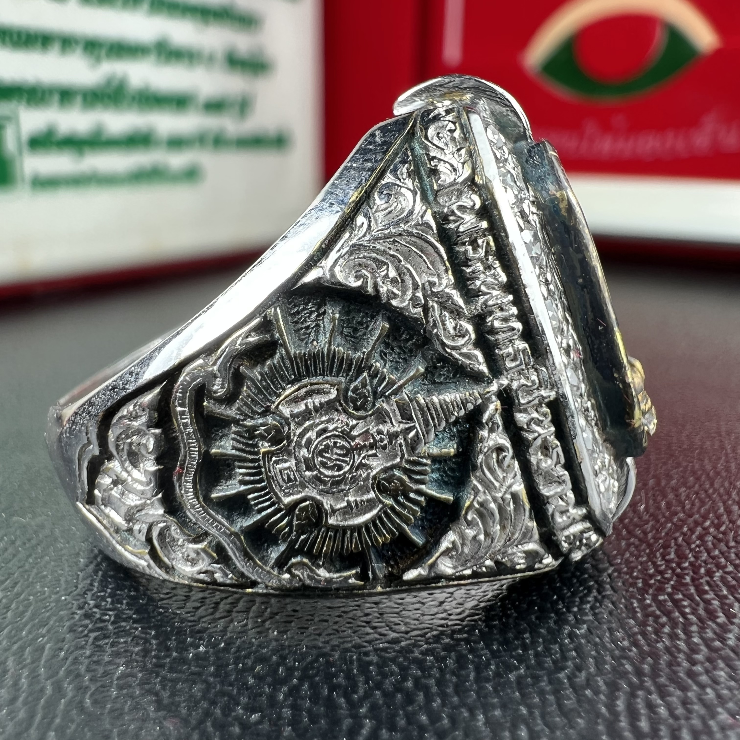 แหวนพระพุทธชินราช ภปร. ในวโรกาสเฉลิมพระชนมายุ6รอบ 5ธันวาคม2542 มูลนิธิพิทักษ์ดวงตาประชาชน จัดสร้าง แหวนเนื้อเงินเคลือบทองคำบริสุทธิ์ประดับเพชร CZ เกรดนอก ตอกโค๊ตและหมายเลข 504(ผลรวมได้ 9 เลขมหามงคลเจริญก้าวหน้าในทุกด้าน) พร้อมกล่องบรรจุเดิมครบ(หายาก)